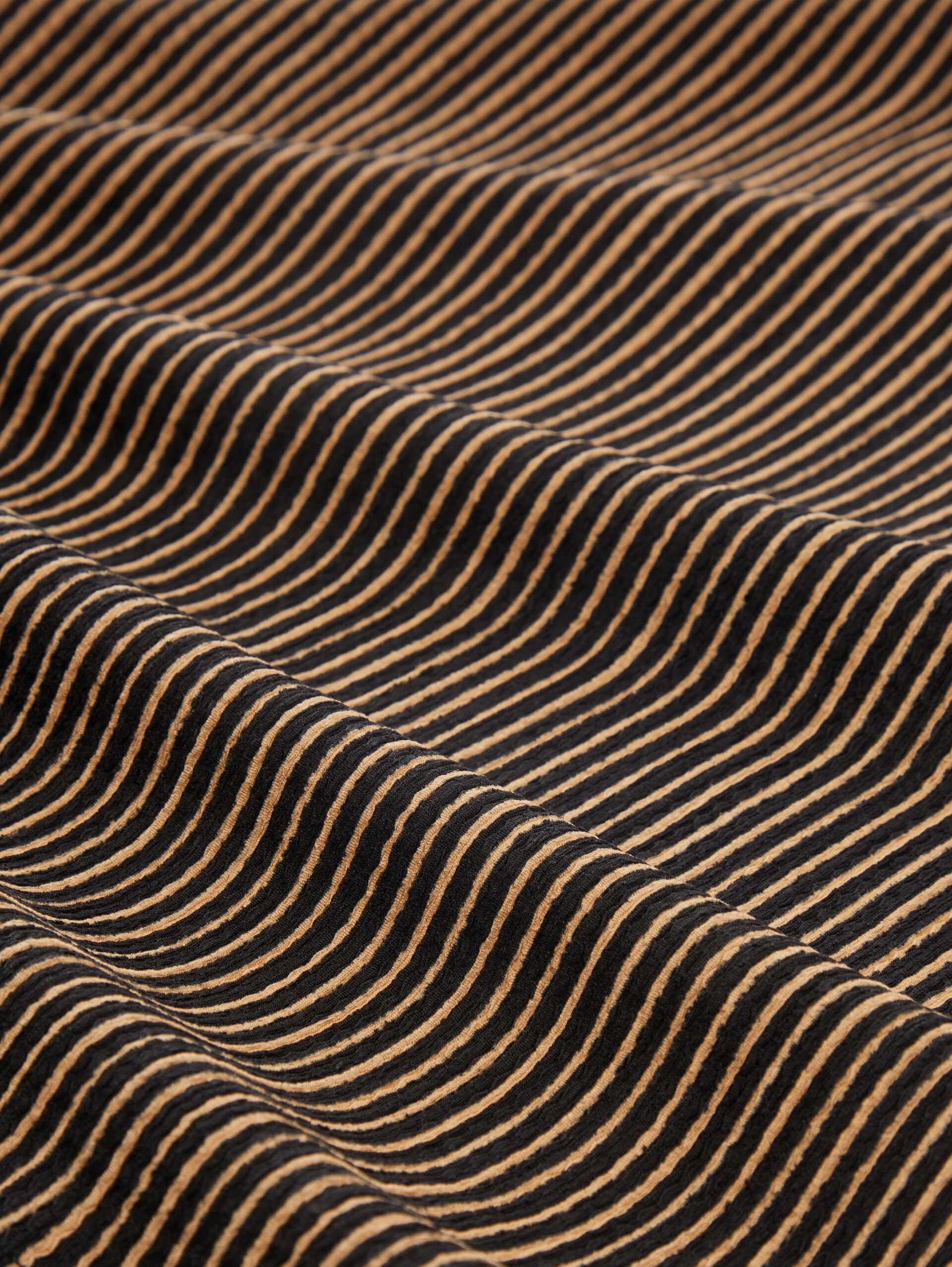 Losvallende top met volantmouwen - black beige stripe - Materiaalweergave