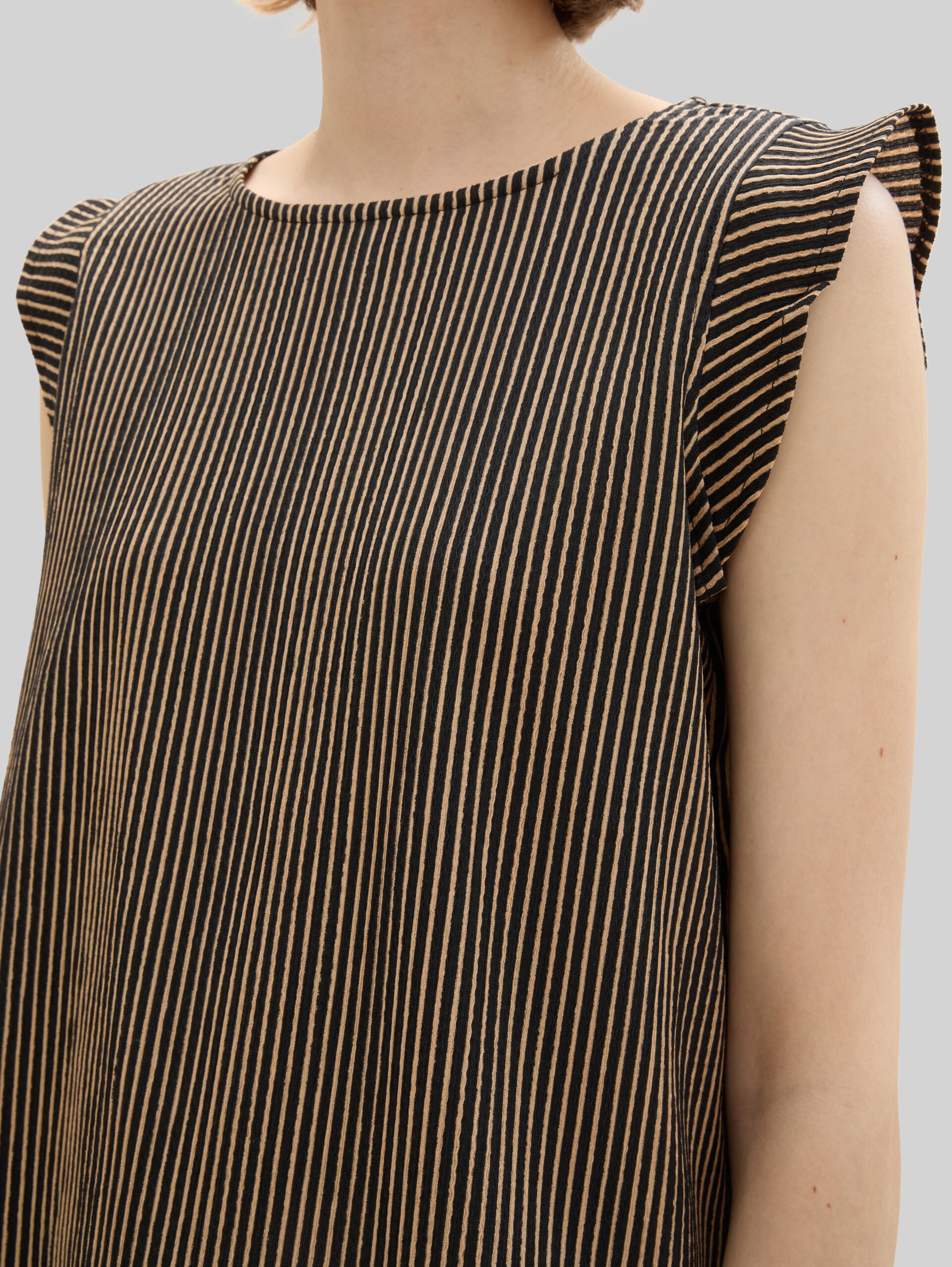 Losvallende top met volantmouwen - black beige stripe - Detailaanzicht model