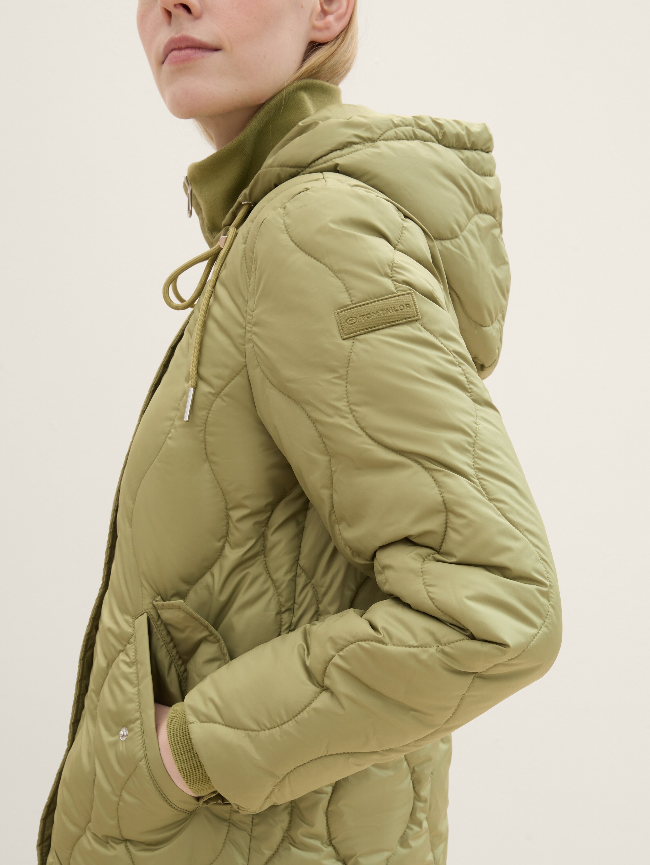 Leichte Jacke mit Kapuze - 6