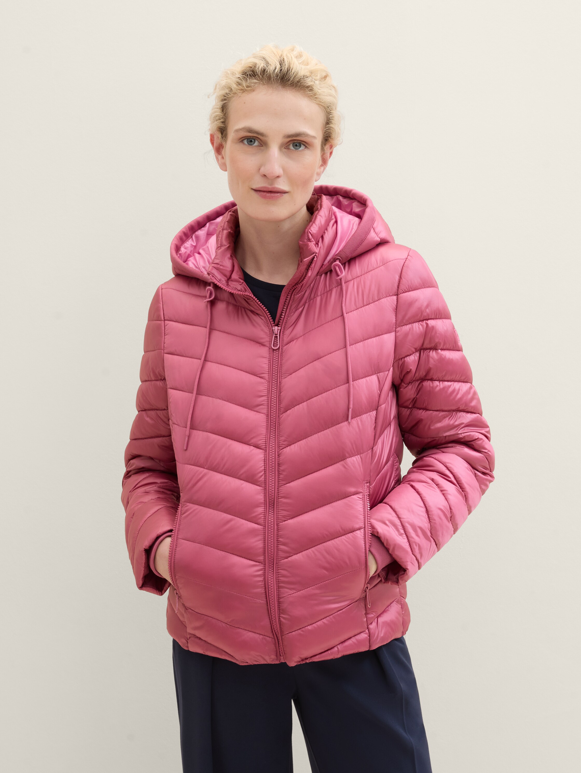 Leichte Steppjacke mit Kapuze - 1