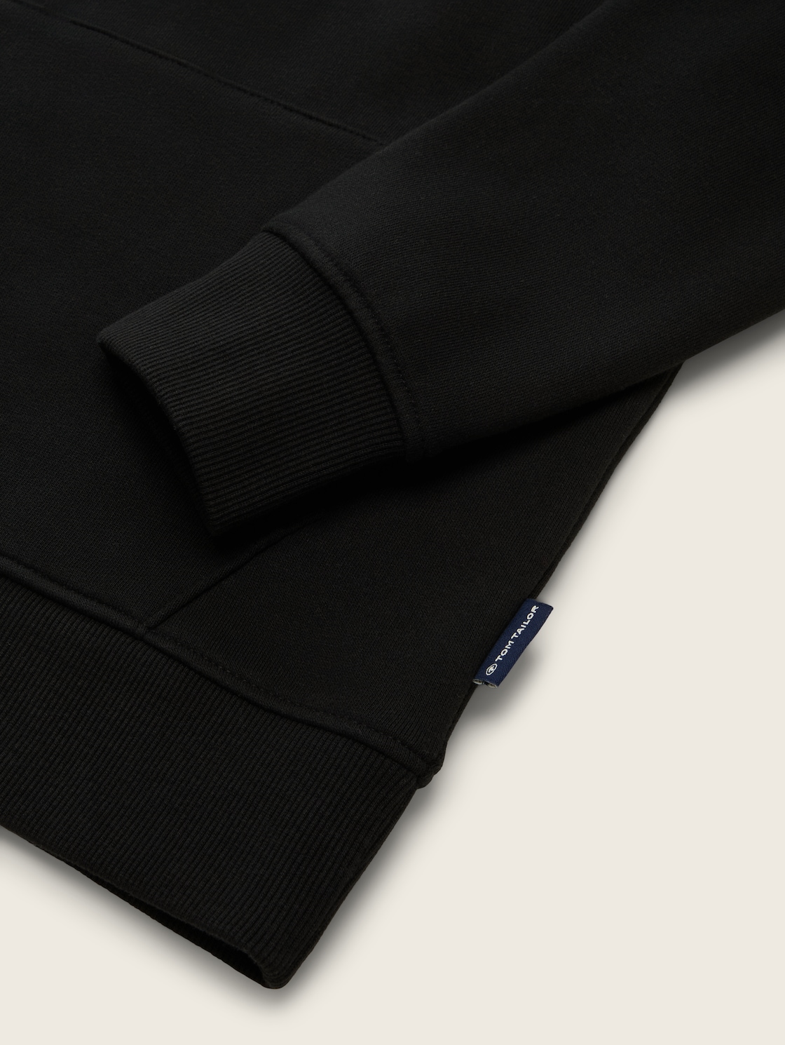 Hoodie Sweatshirt mit Logo-Print - heavy black - Detail-Model-Ansicht