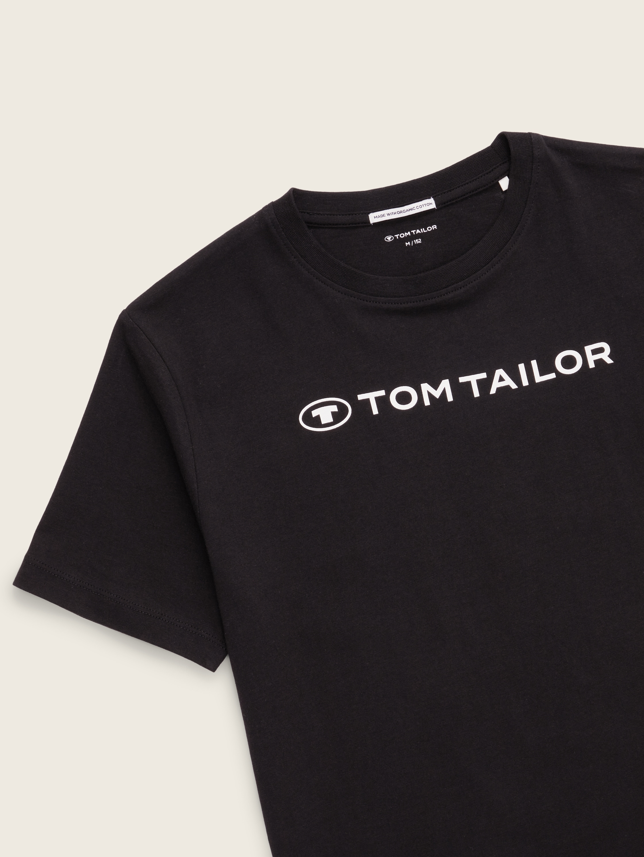 T-shirt van biologisch katoen - Black - Detailaanzicht model