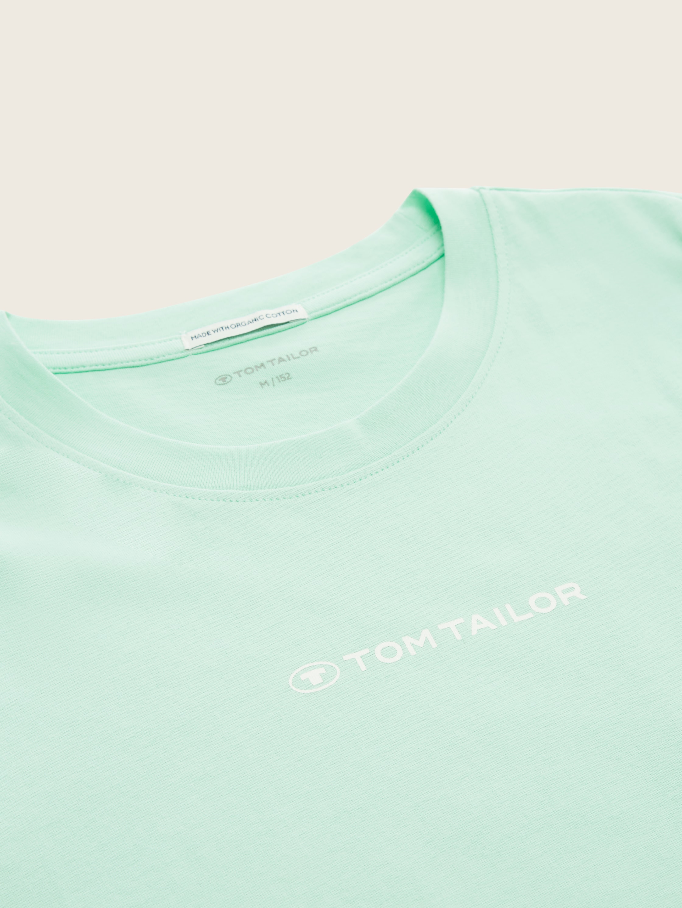 T-shirt van biologisch katoen - soft bright green - Detailaanzicht model
