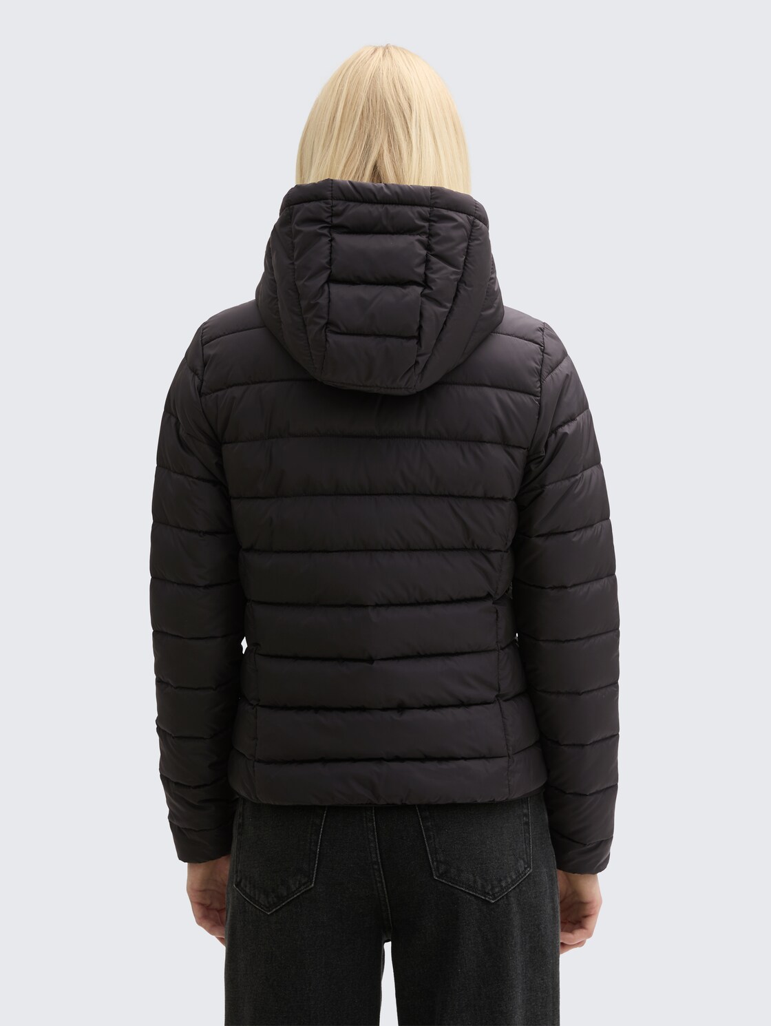 Lightweight Steppjacke mit Kapuze - deep black - Model-Rückansicht