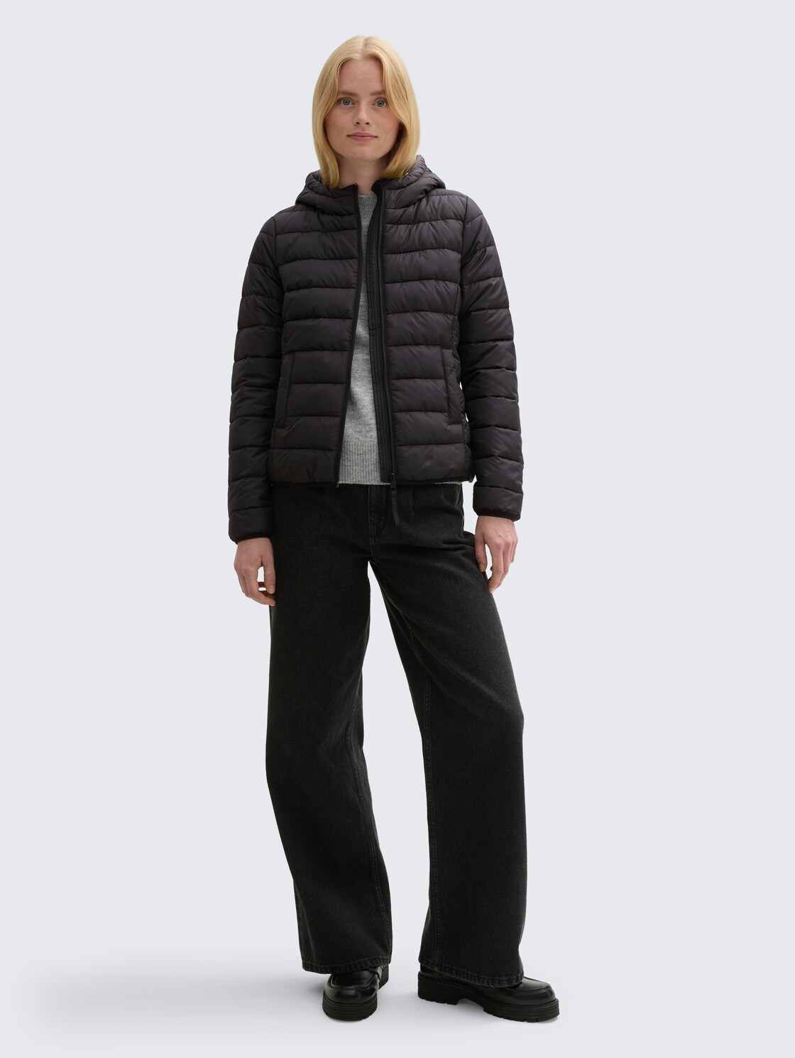 Lightweight Steppjacke mit Kapuze - deep black - seitliche Model-Ansicht