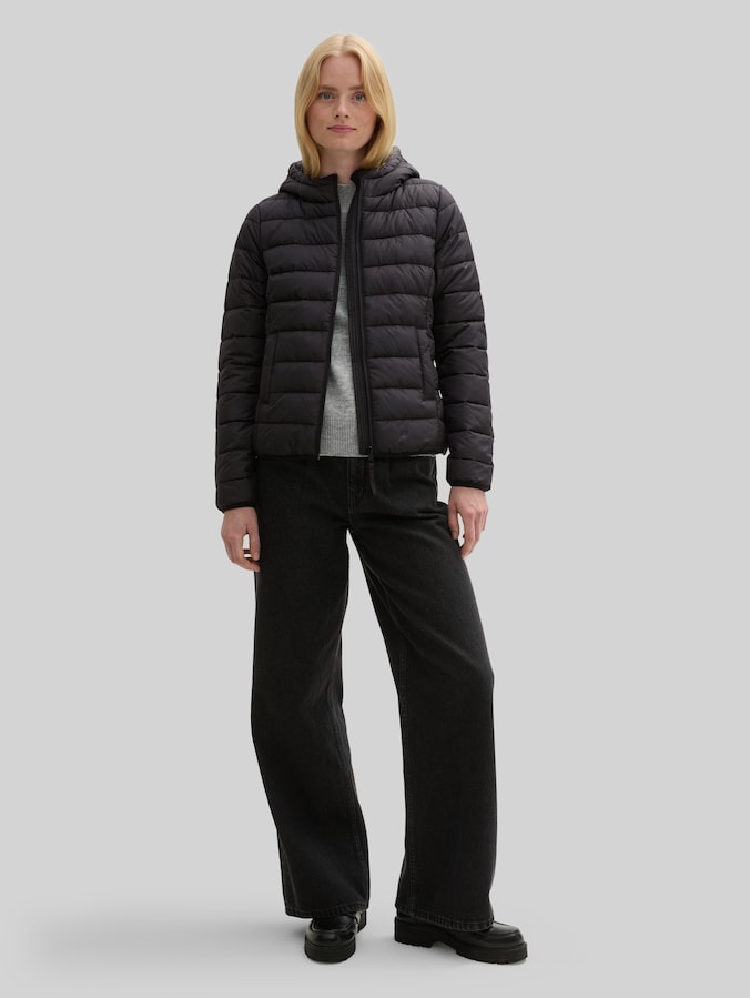 Veste matelassée légère à capuche par Denim Female, deep black