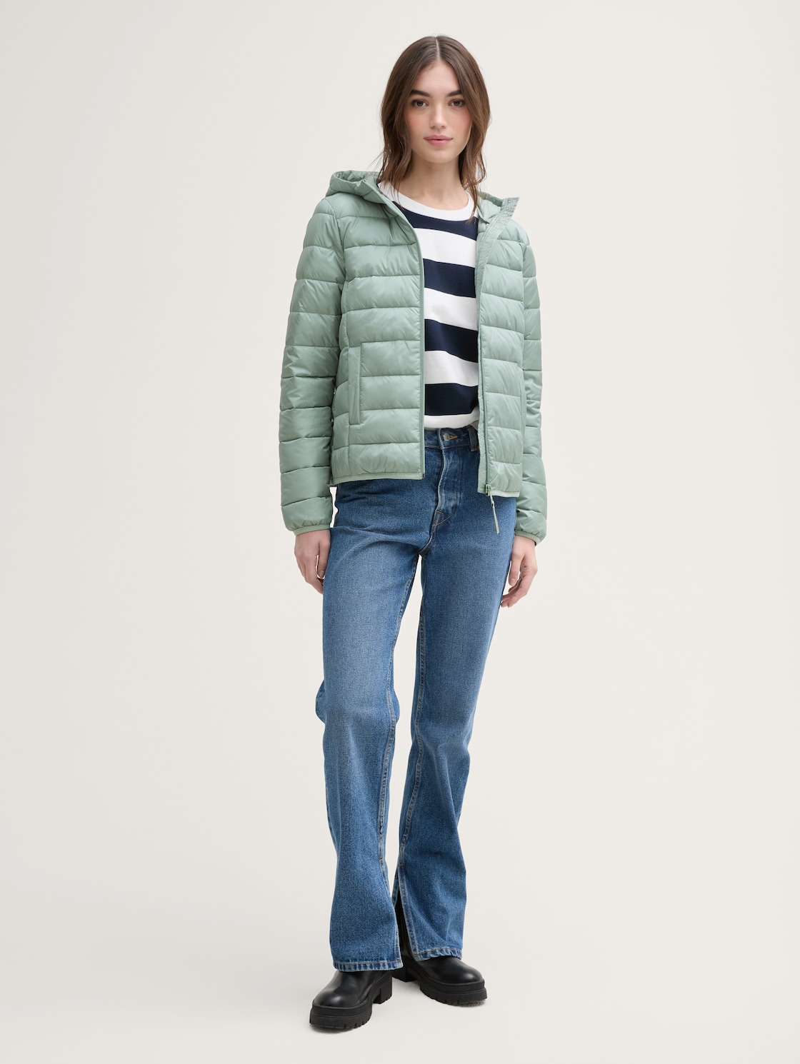 Lightweight Steppjacke mit Kapuze - gleam jade green - seitliche Model-Ansicht