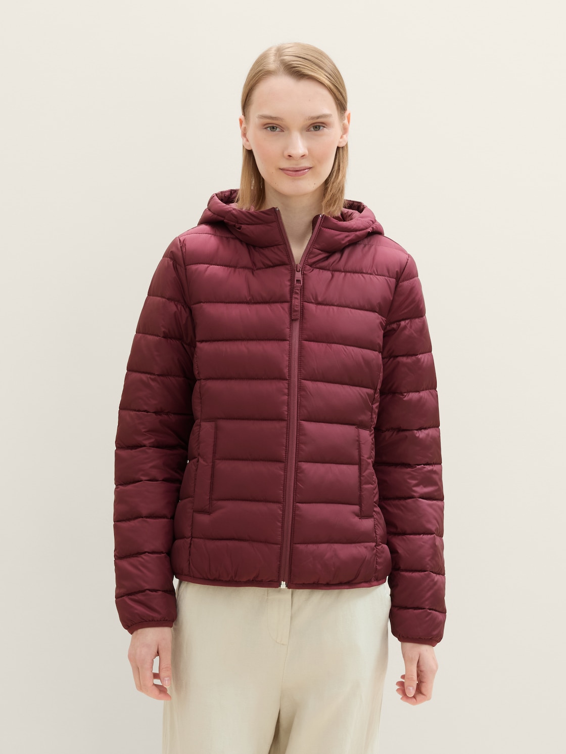 Lightweight Steppjacke mit Kapuze - deep wine red - Model-Vorderansicht