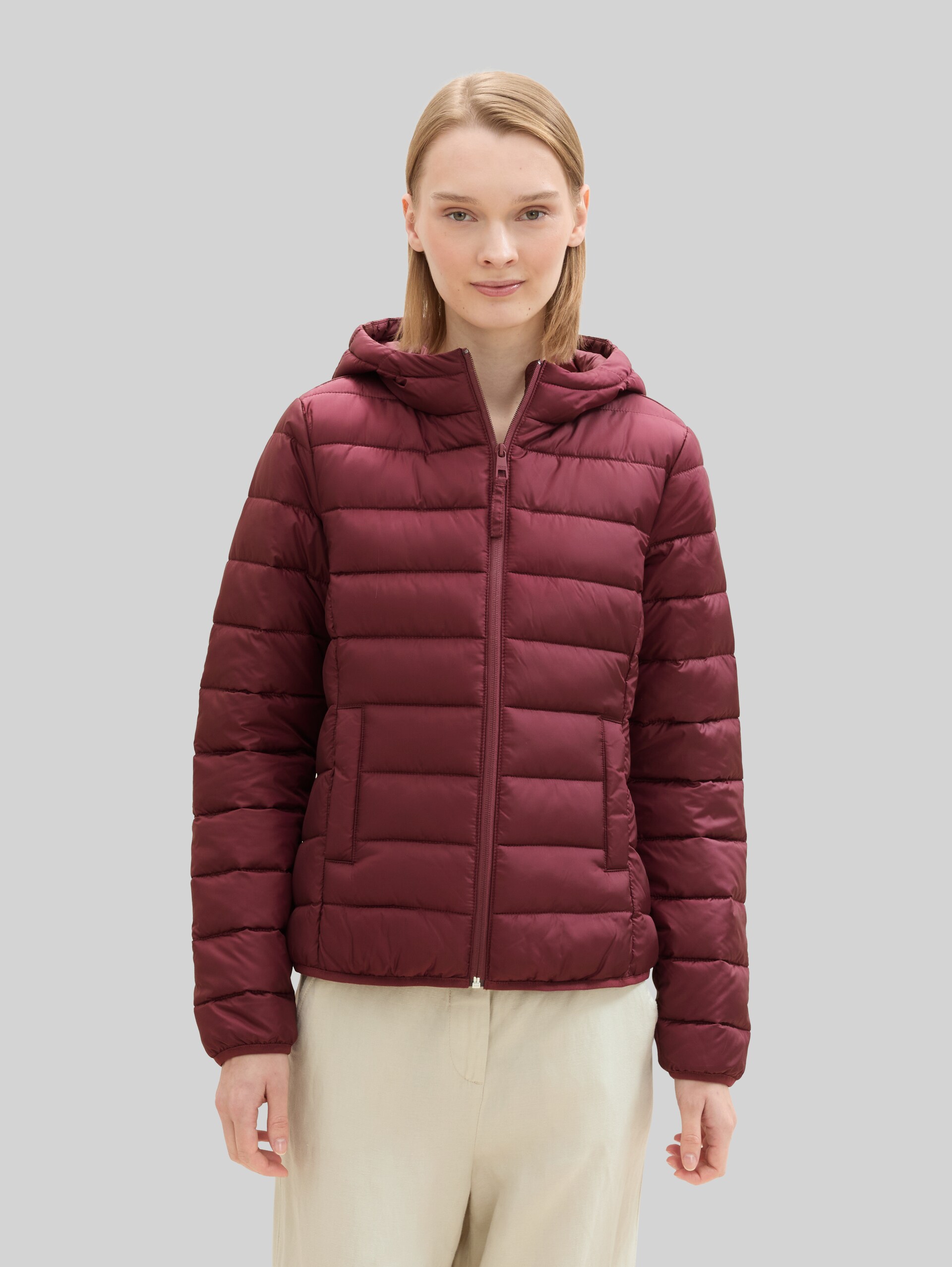 Lightweight Steppjacke mit Kapuze - deep wine red - Model-Vorderansicht