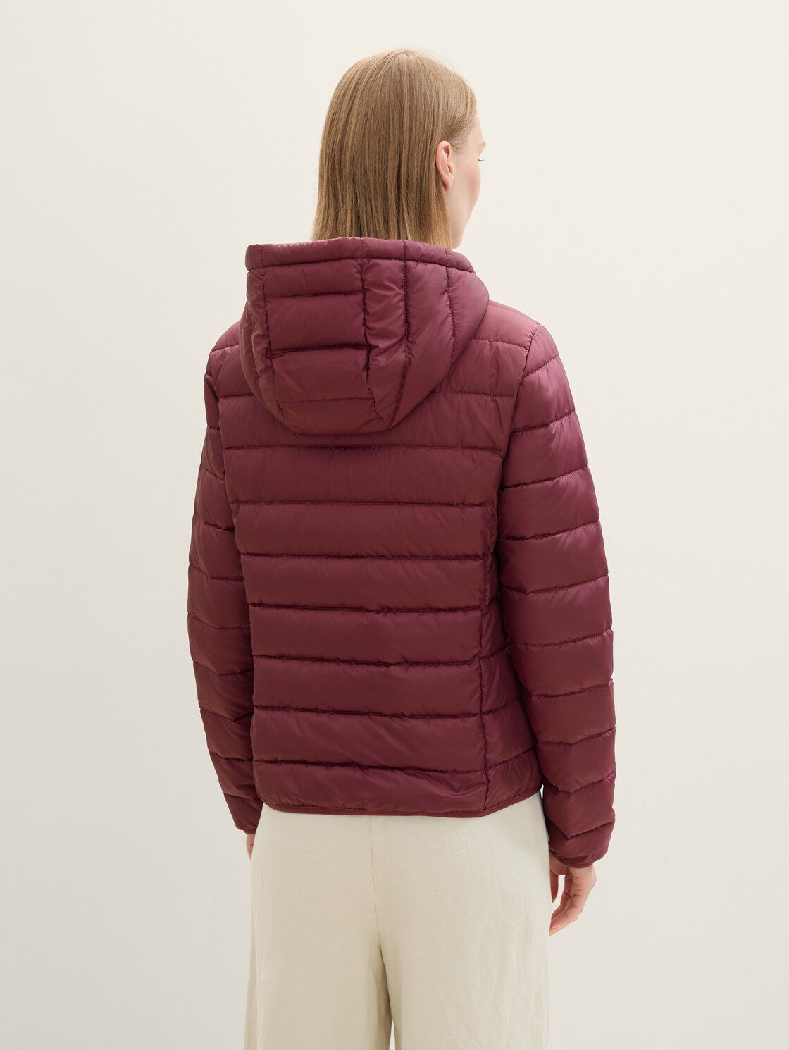Lightweight Steppjacke mit Kapuze - deep wine red - Model-Rückansicht