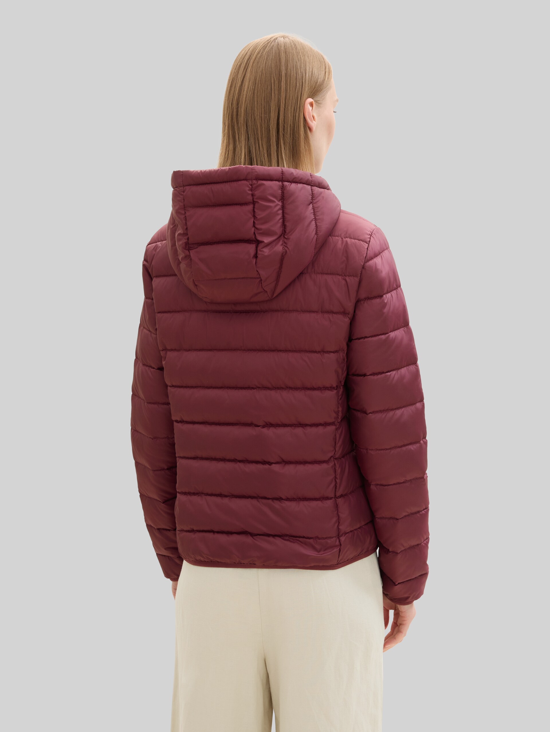 Lightweight Steppjacke mit Kapuze - deep wine red - Model-Rückansicht