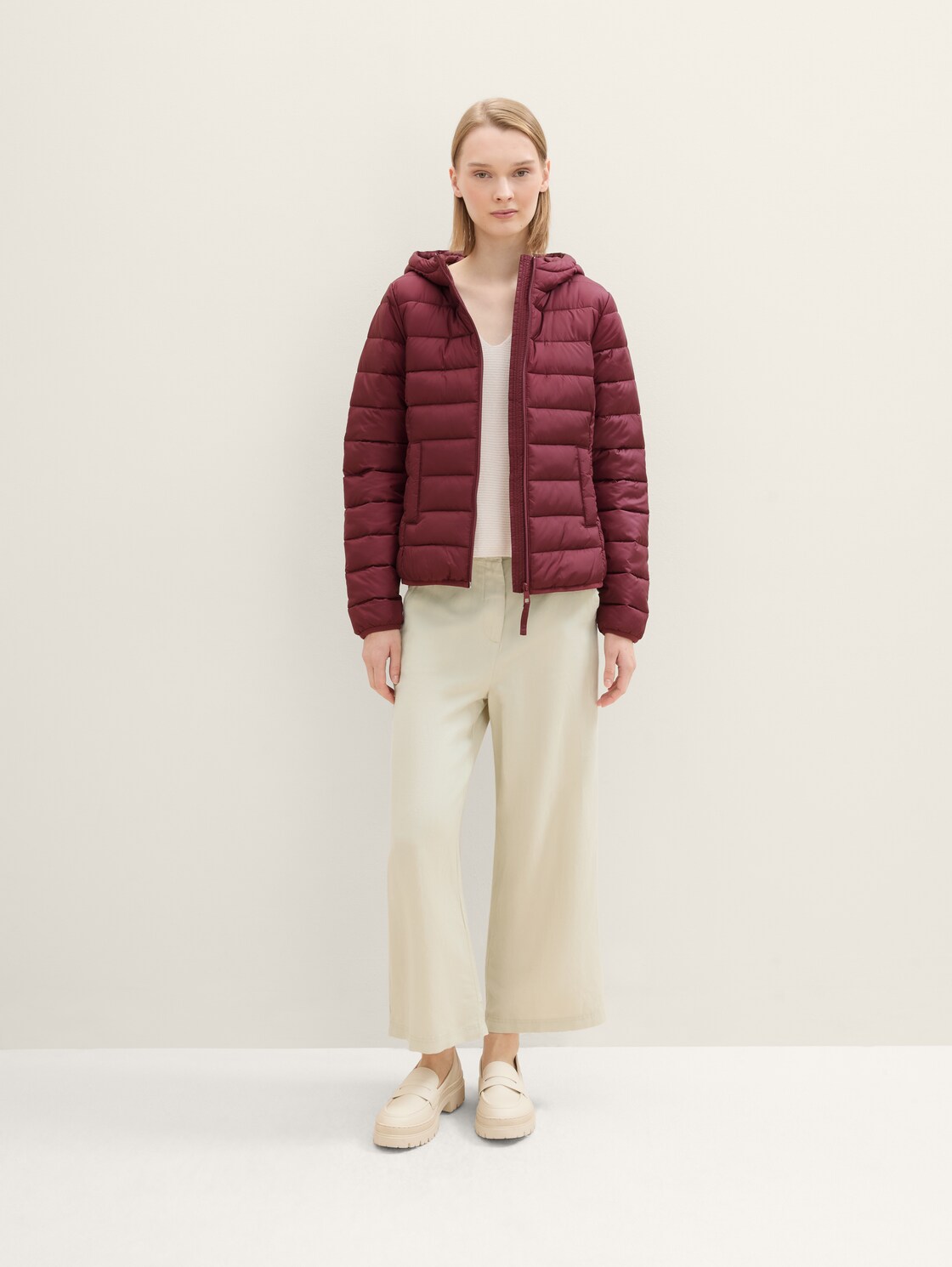 Lightweight Steppjacke mit Kapuze - deep wine red - seitliche Model-Ansicht