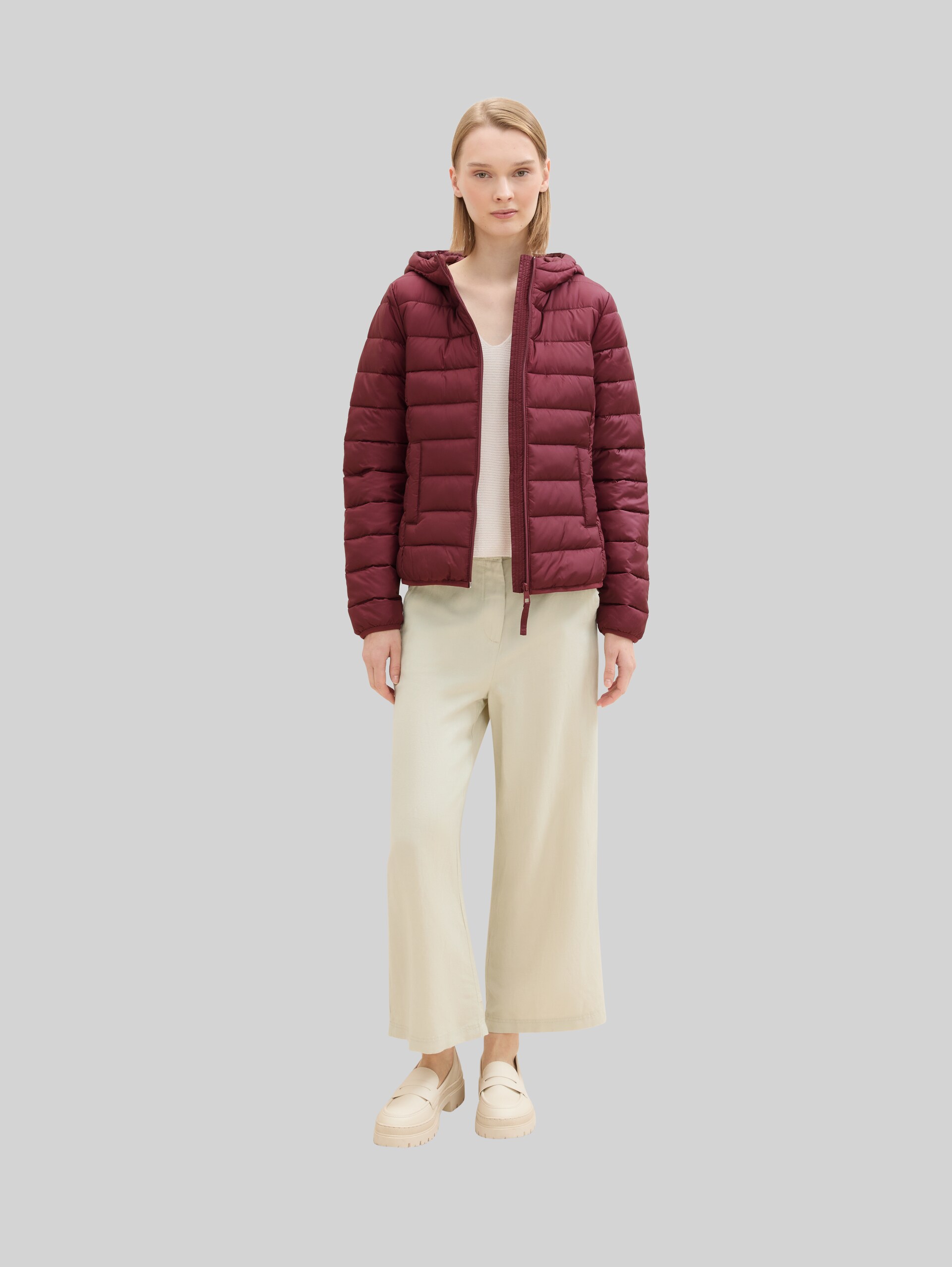 Lightweight Steppjacke mit Kapuze - deep wine red - seitliche Model-Ansicht
