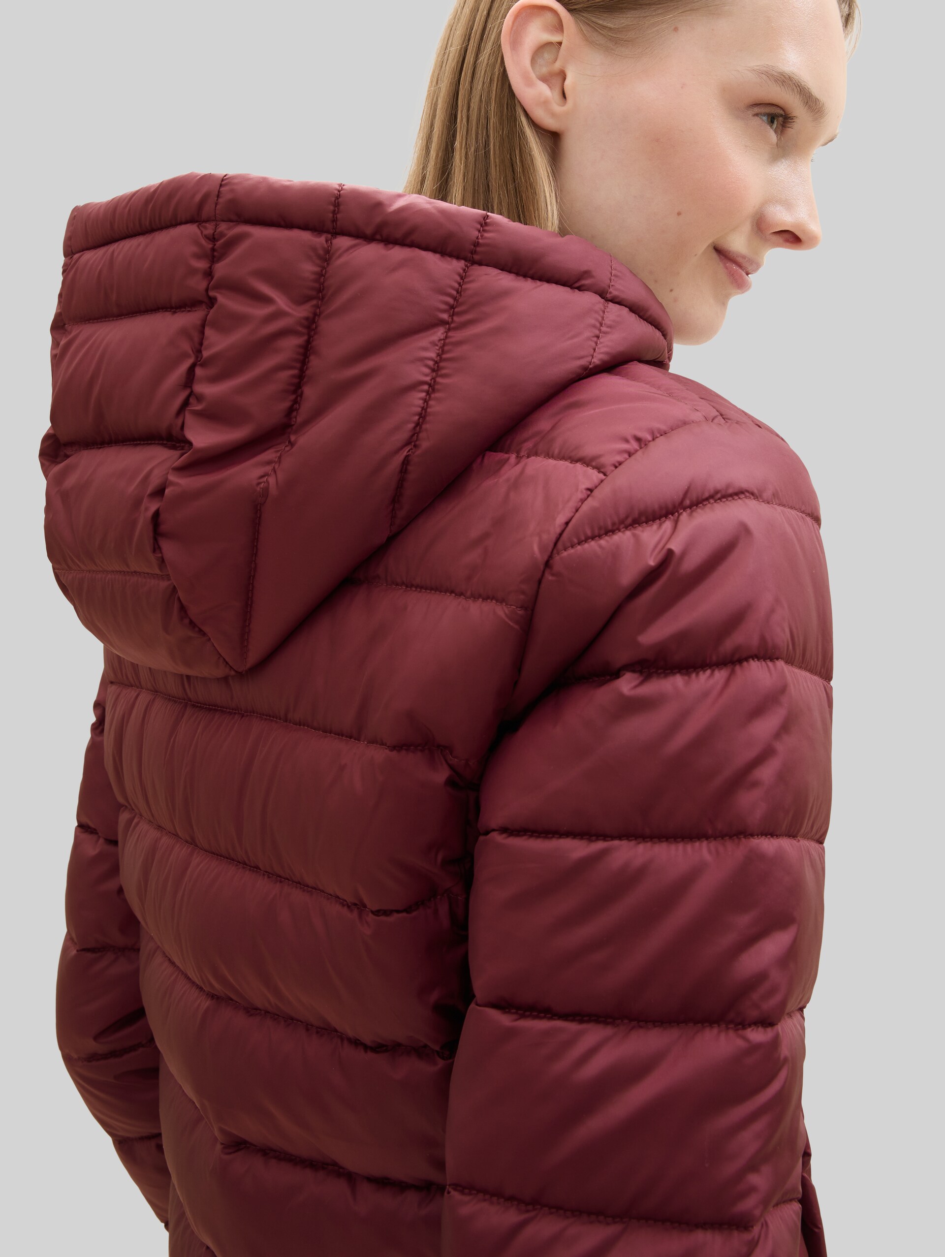 Lightweight Steppjacke mit Kapuze - deep wine red - Detail-Model-Ansicht