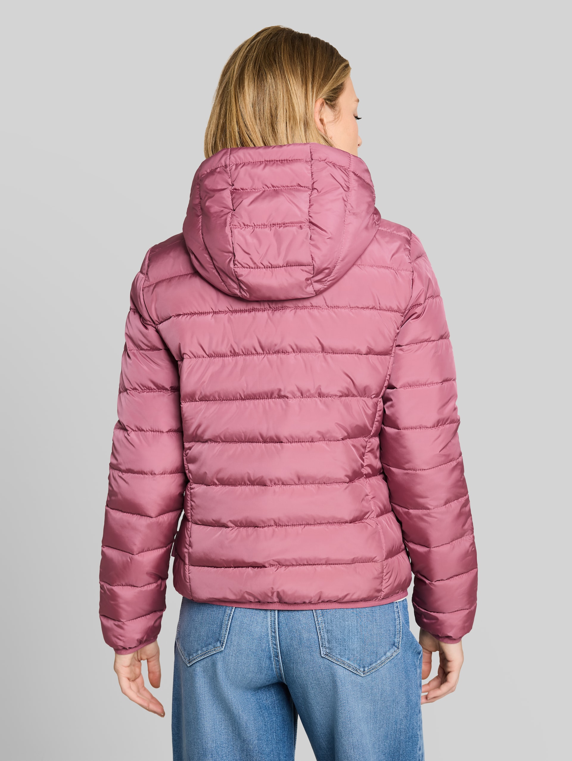Lightweight Steppjacke mit Kapuze - dusty berry - Model-Rückansicht