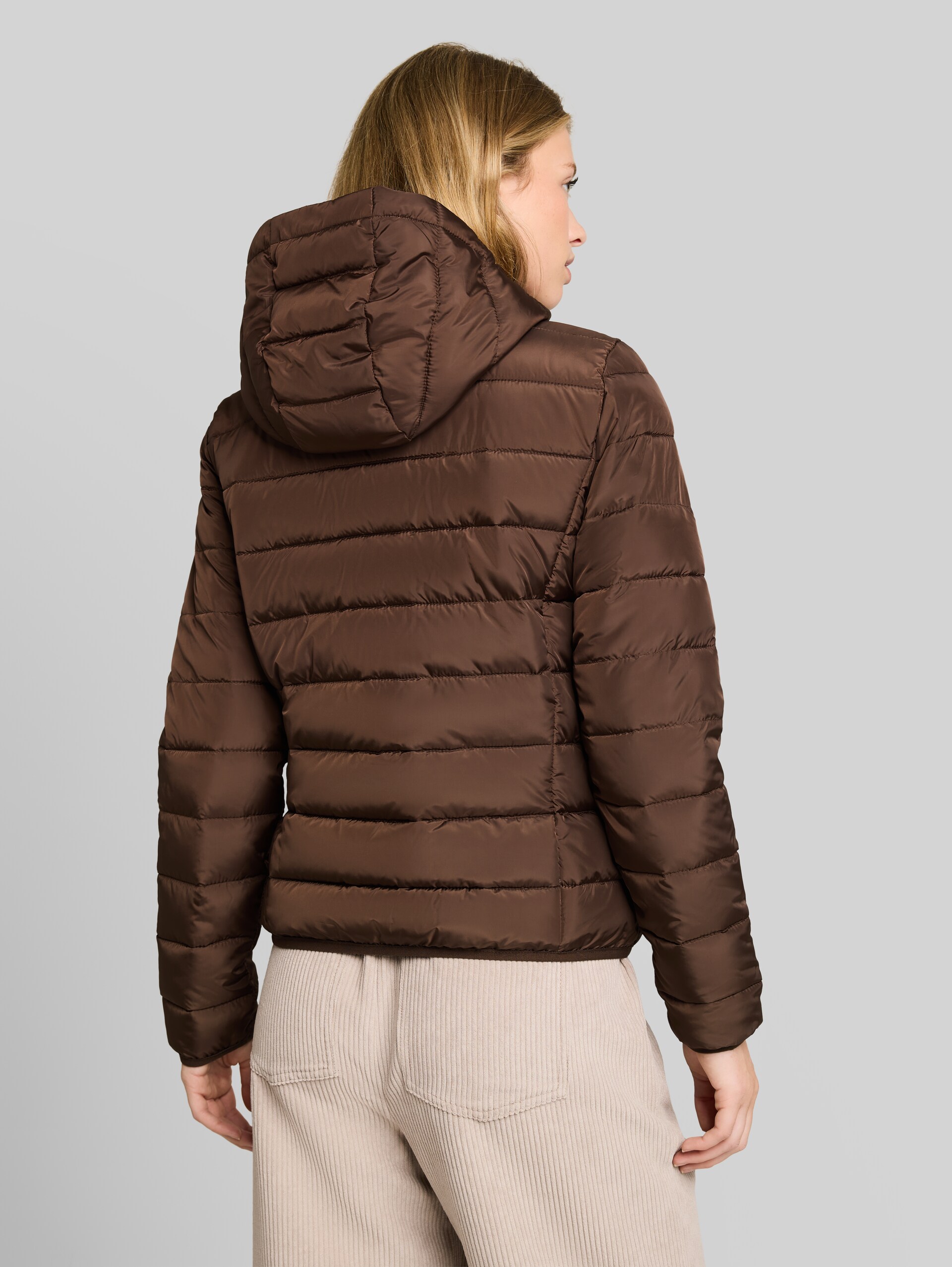 Lightweight Steppjacke mit Kapuze - cool dark brown - Model-Rückansicht