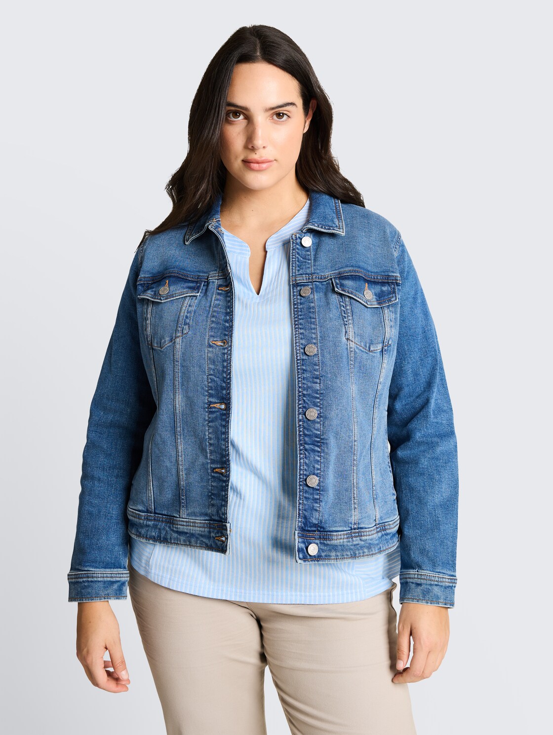 Plus Size - Jeansjacke mit Bio-Baumwolle - Blue Denim - Model-Vorderansicht