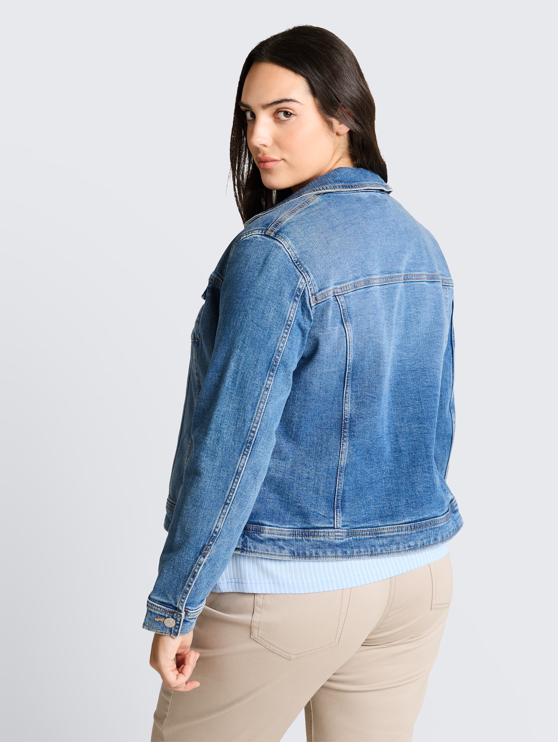 Plus Size - Jeansjacke mit Bio-Baumwolle - Blue Denim - Model-Rückansicht