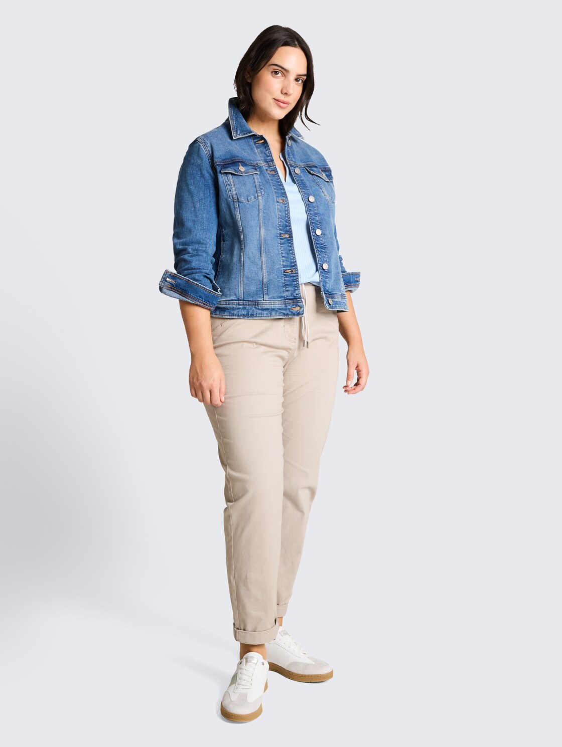 Plus Size - Jeansjacke mit Bio-Baumwolle - Blue Denim - seitliche Model-Ansicht