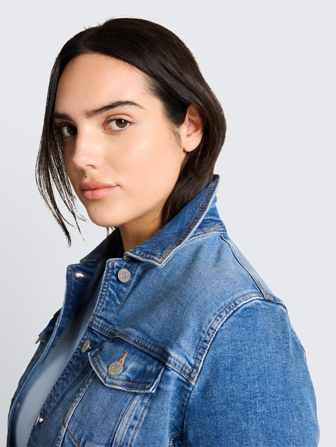 Plus Size - Jeansjacke mit Bio-Baumwolle - Blue Denim - Detail-Model-Ansicht