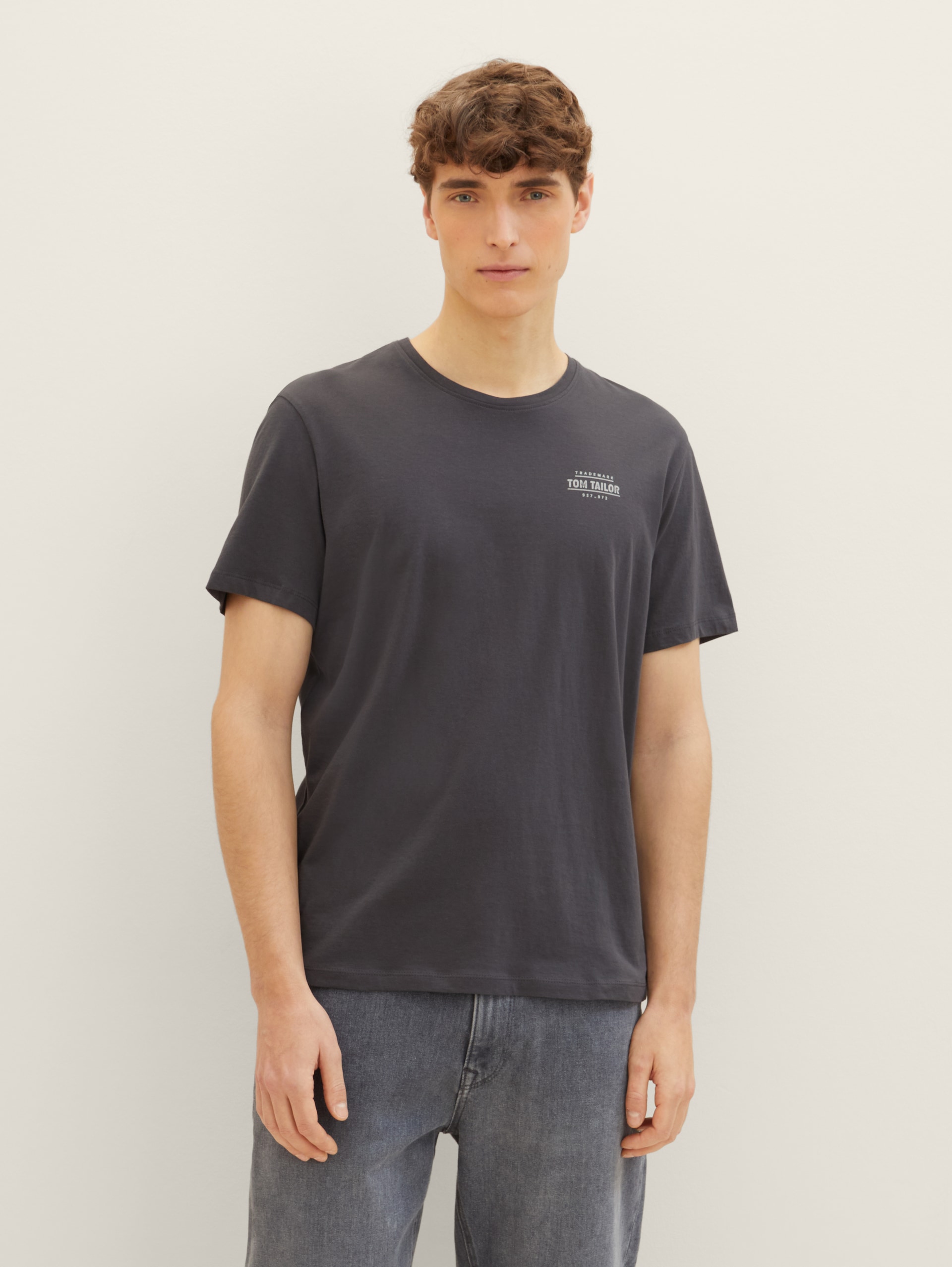 T-Shirt mit Logo Print - Tarmac Grey - Ausschnitt Model-Vorderansicht