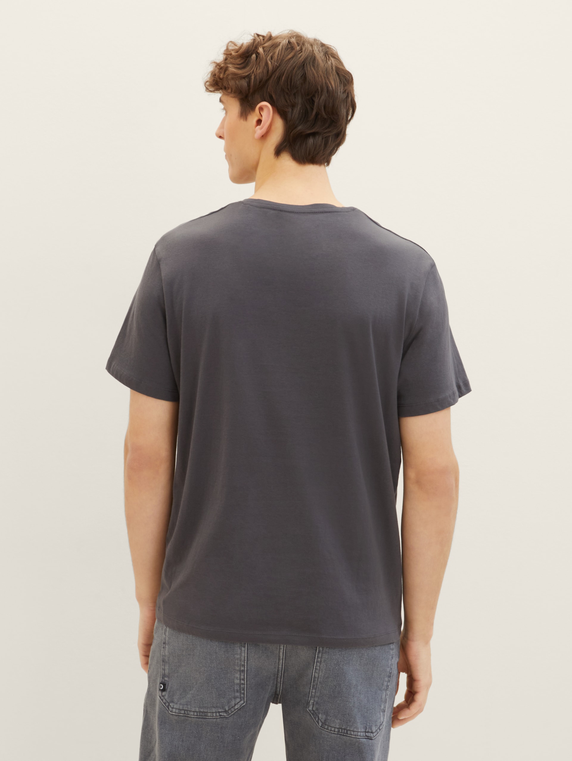 T-Shirt mit Logo Print - Tarmac Grey - Auschnitt Model-Rückansicht
