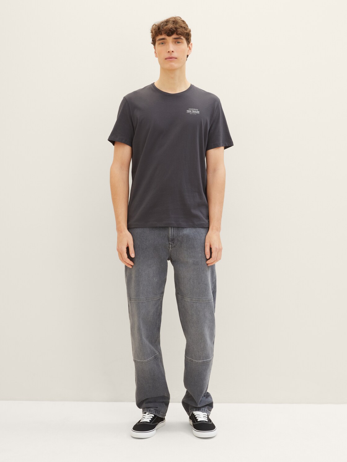 T-Shirt mit Logo Print - Tarmac Grey - Model-Vorderansicht