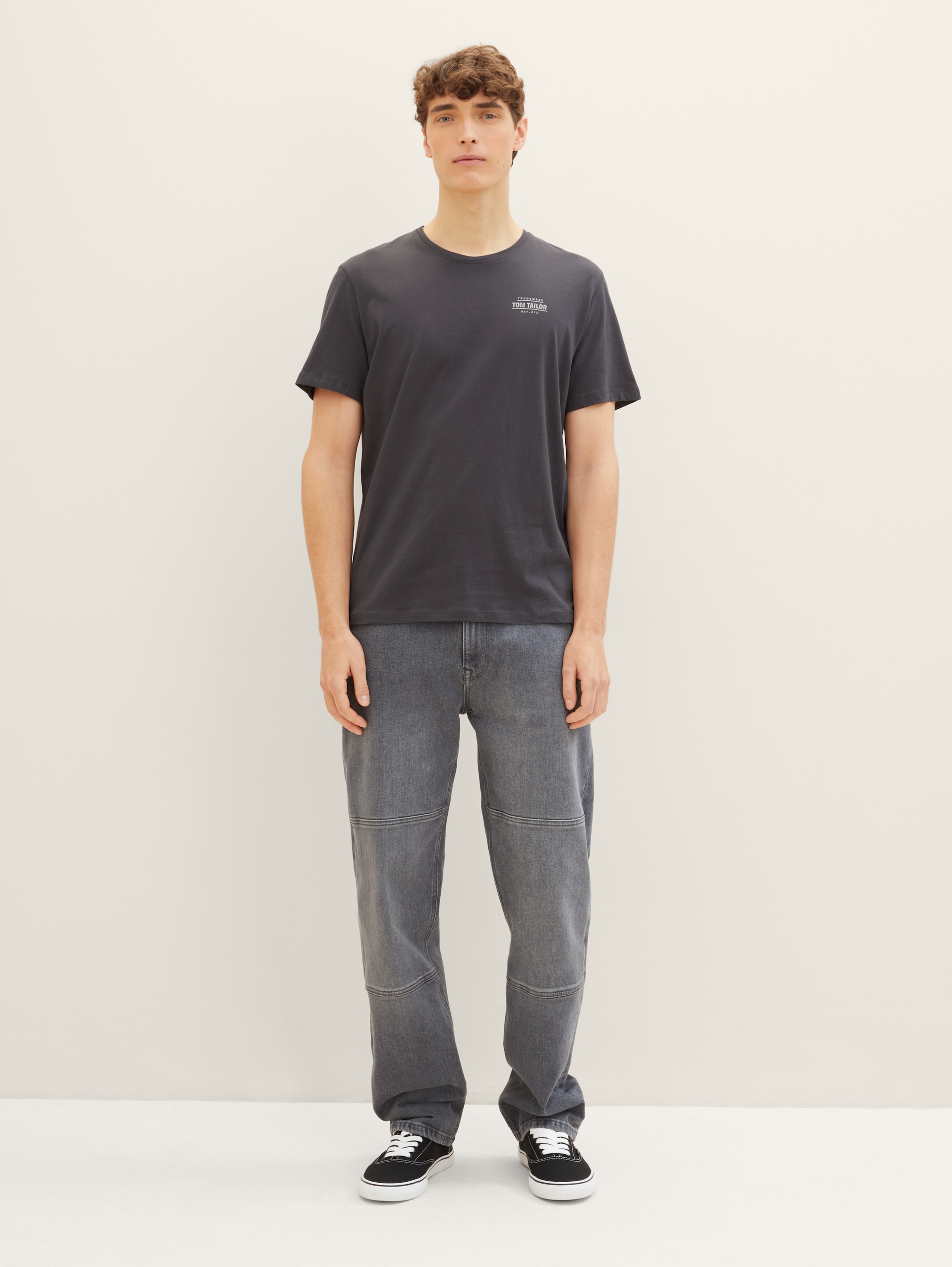 T-Shirt mit Logo Print - Tarmac Grey - Model-Vorderansicht