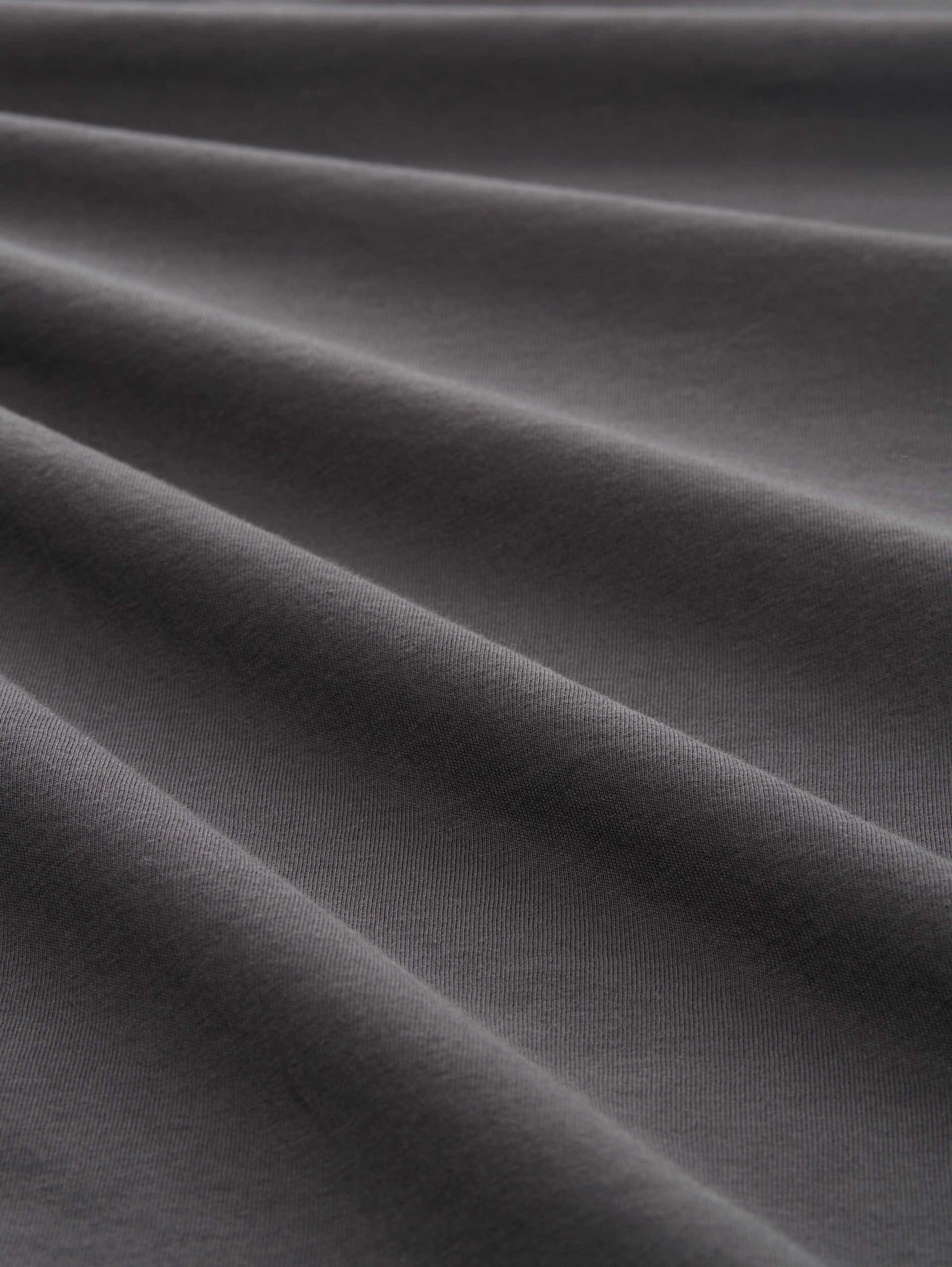 T-Shirt mit Logo Print - Tarmac Grey - Material-Ansicht