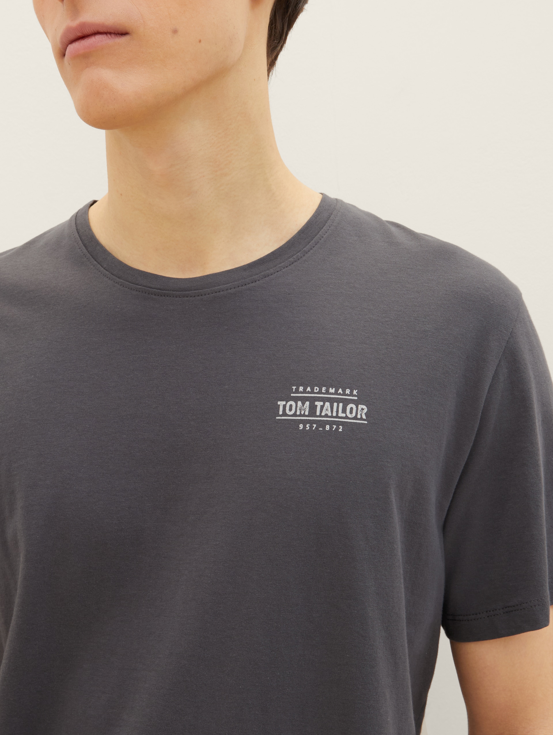 T-Shirt mit Logo Print - Tarmac Grey - Detail-Model-Ansicht