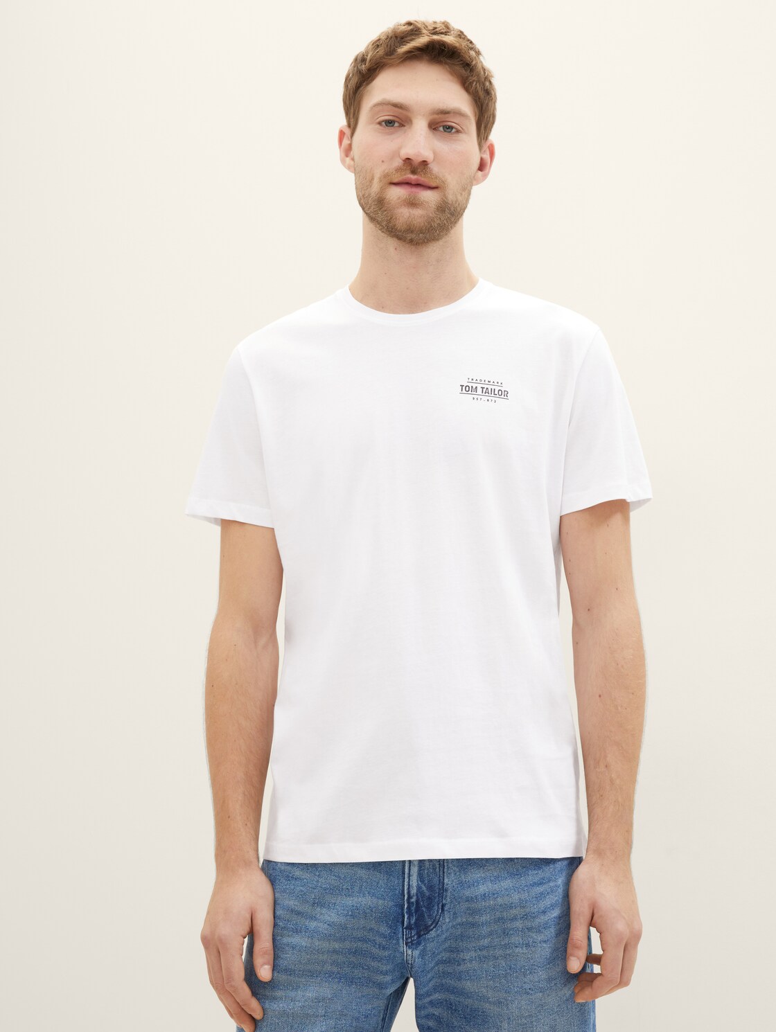 T-Shirt mit Logo Print - White - Ausschnitt Model-Vorderansicht