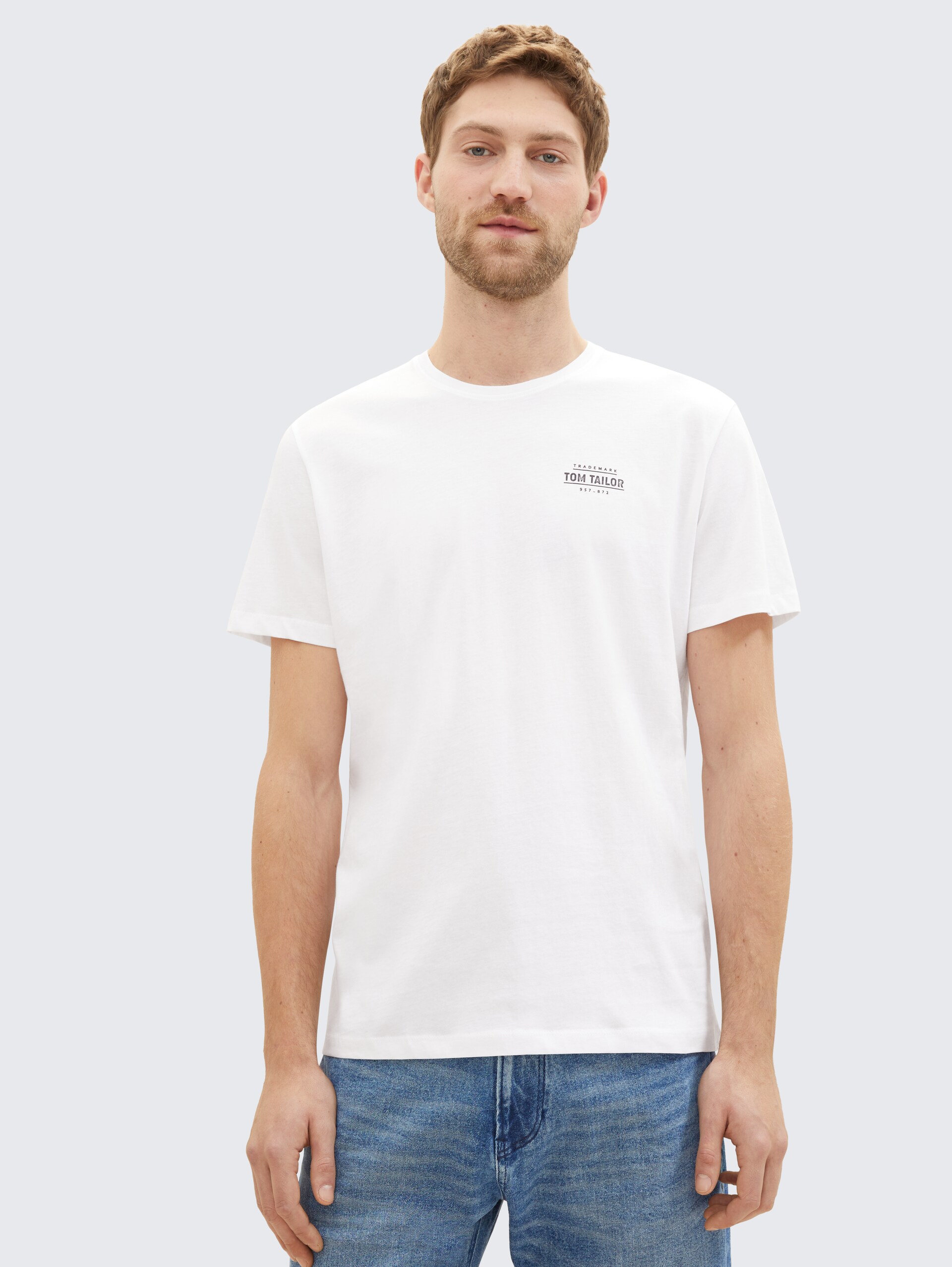 T-Shirt mit Logo Print - White - Ausschnitt Model-Vorderansicht