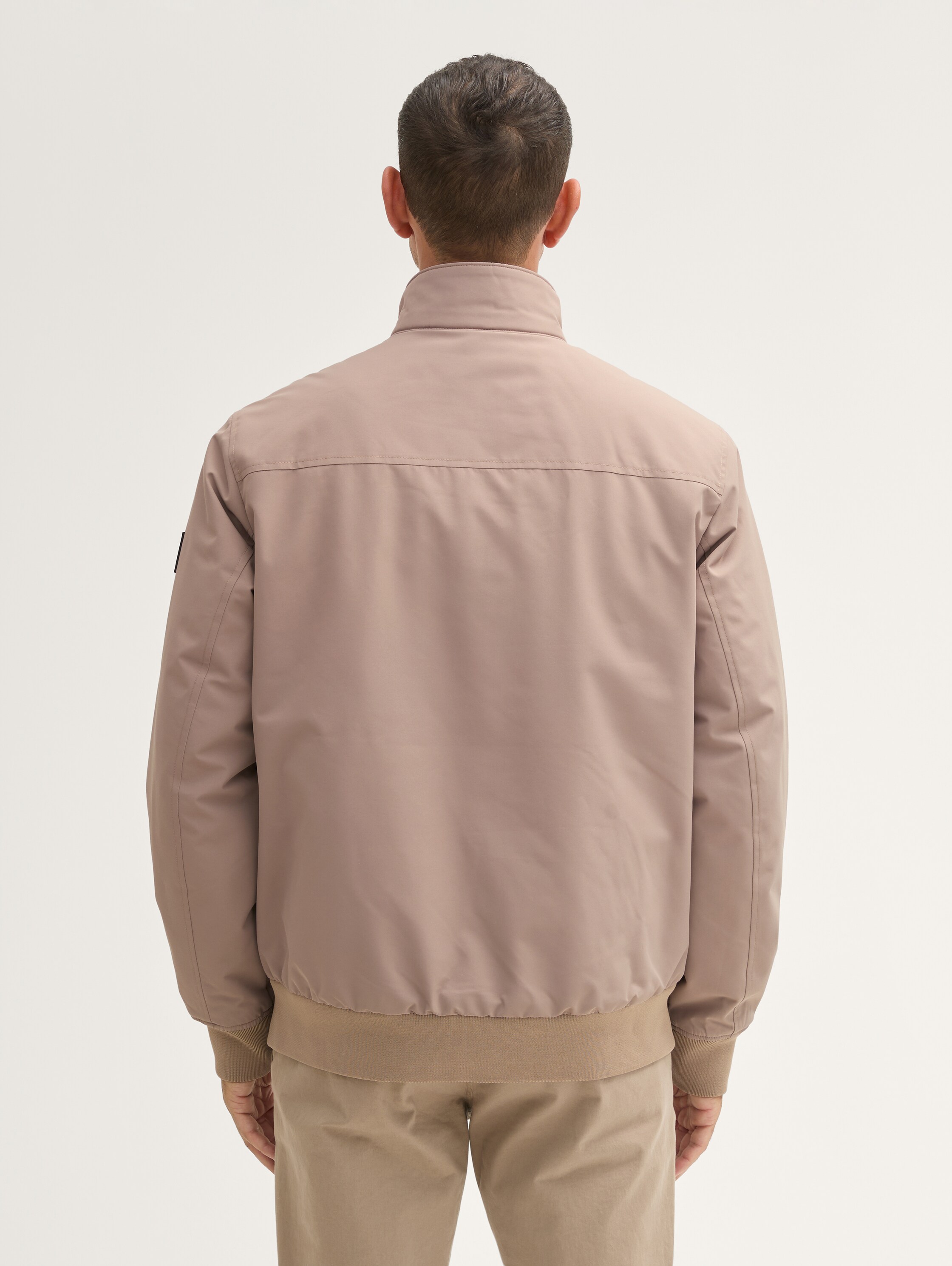 Blouson Jacke mit Stehkragen - mountain_taupe - Model-Rückansicht