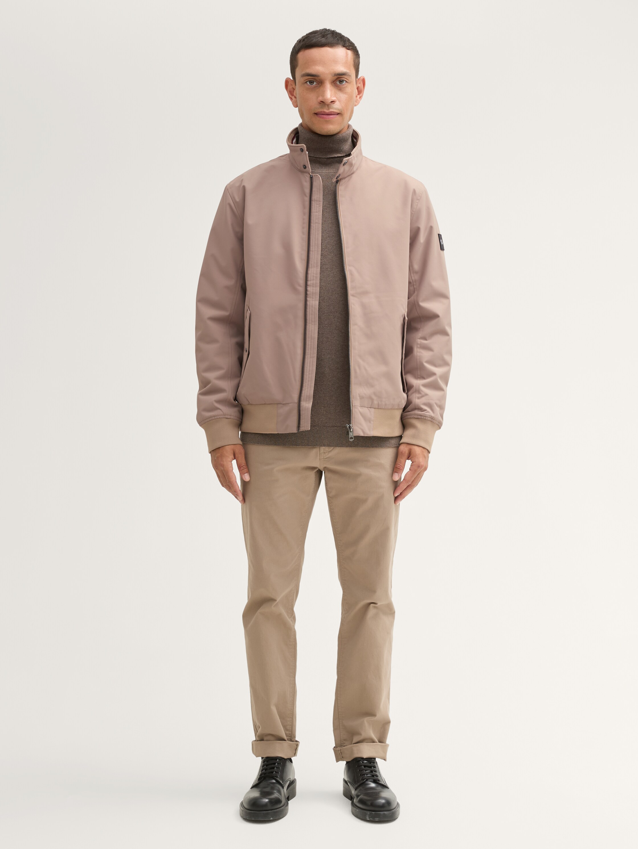 Blouson Jacke mit Stehkragen - mountain_taupe - seitliche Model-Ansicht