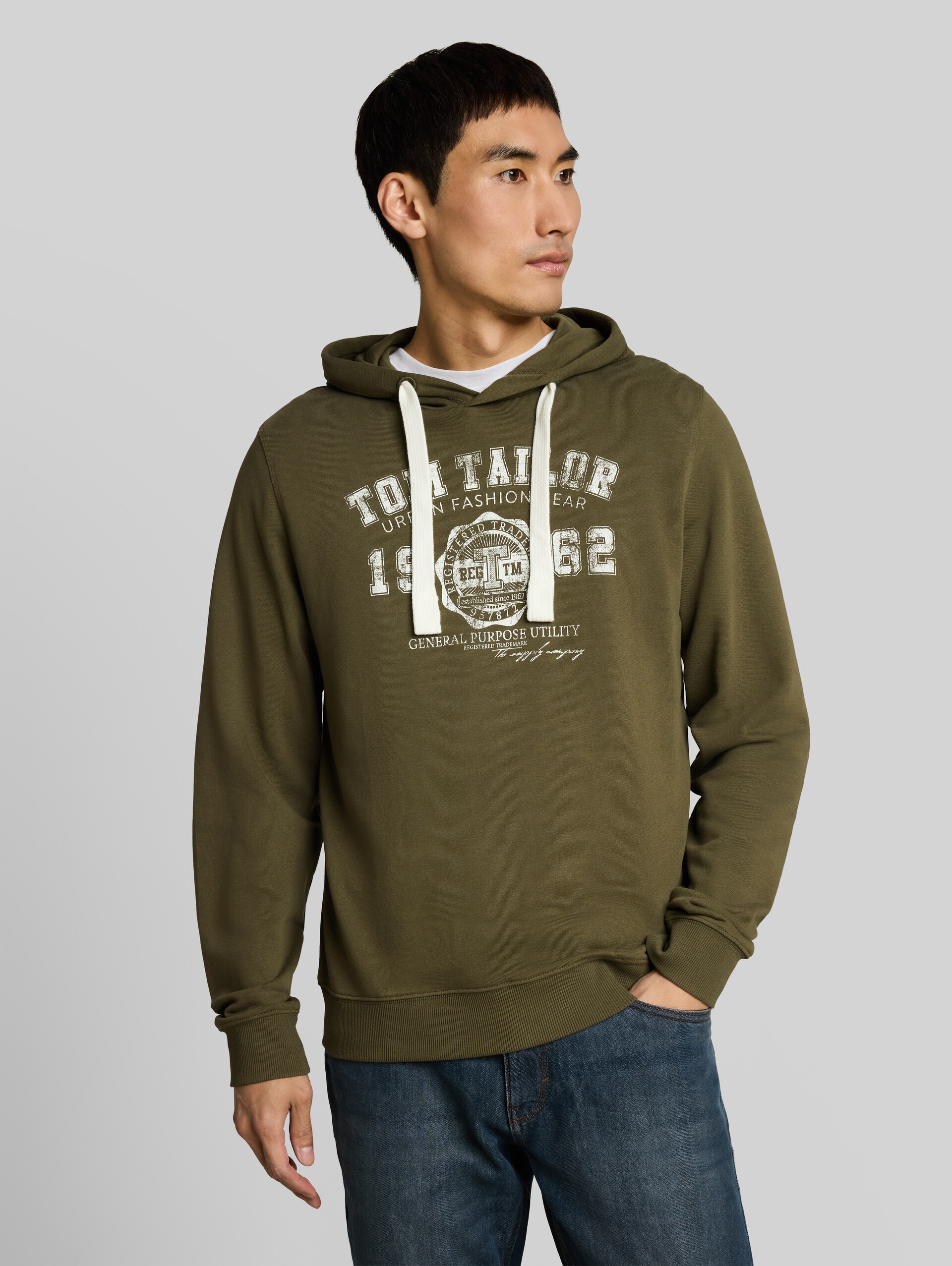 Hoodie Sweatshirt mit Logo Print - Black Olive - Ausschnitt Model-Vorderansicht
