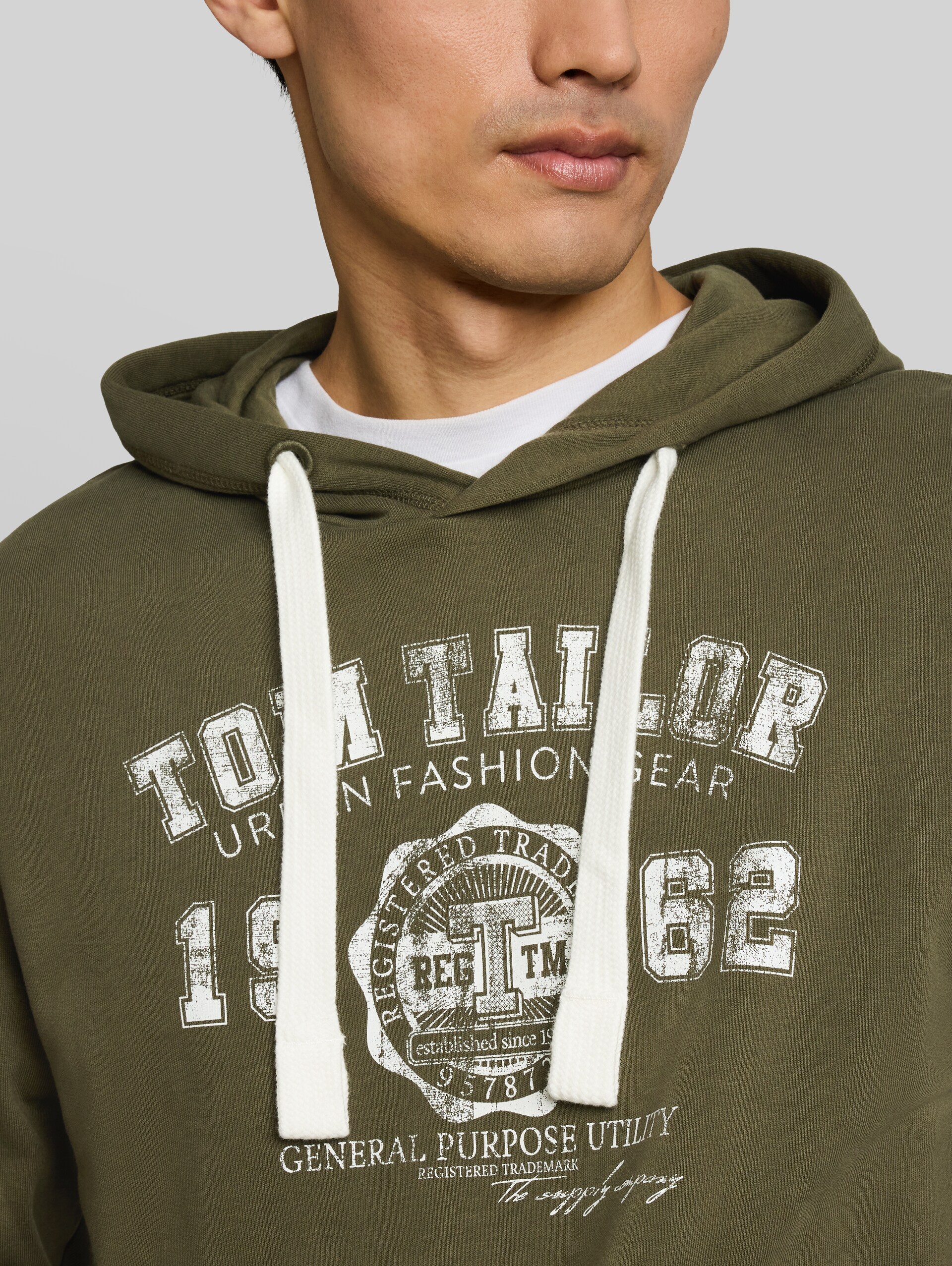 Hoodie Sweatshirt mit Logo Print - Black Olive - Detail-Model-Ansicht