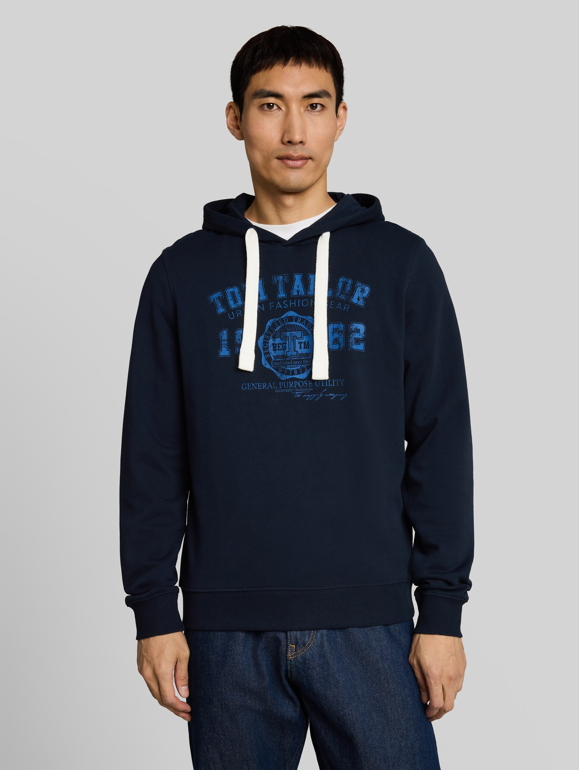 Hoodie Sweatshirt mit Logo Print - Dark Navy Blue - Ausschnitt Model-Vorderansicht