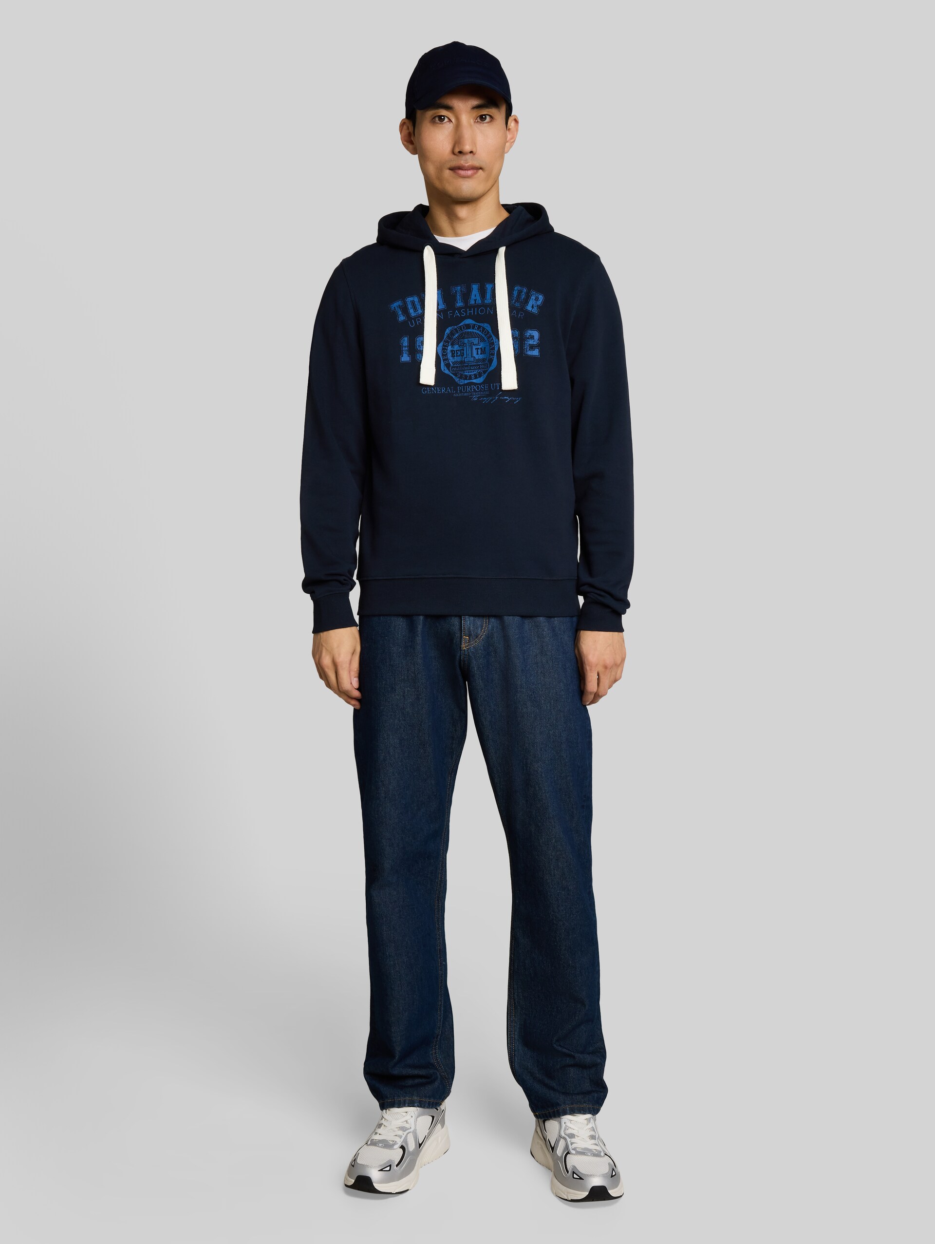 Hoodie Sweatshirt mit Logo Print - Dark Navy Blue - Model-Vorderansicht