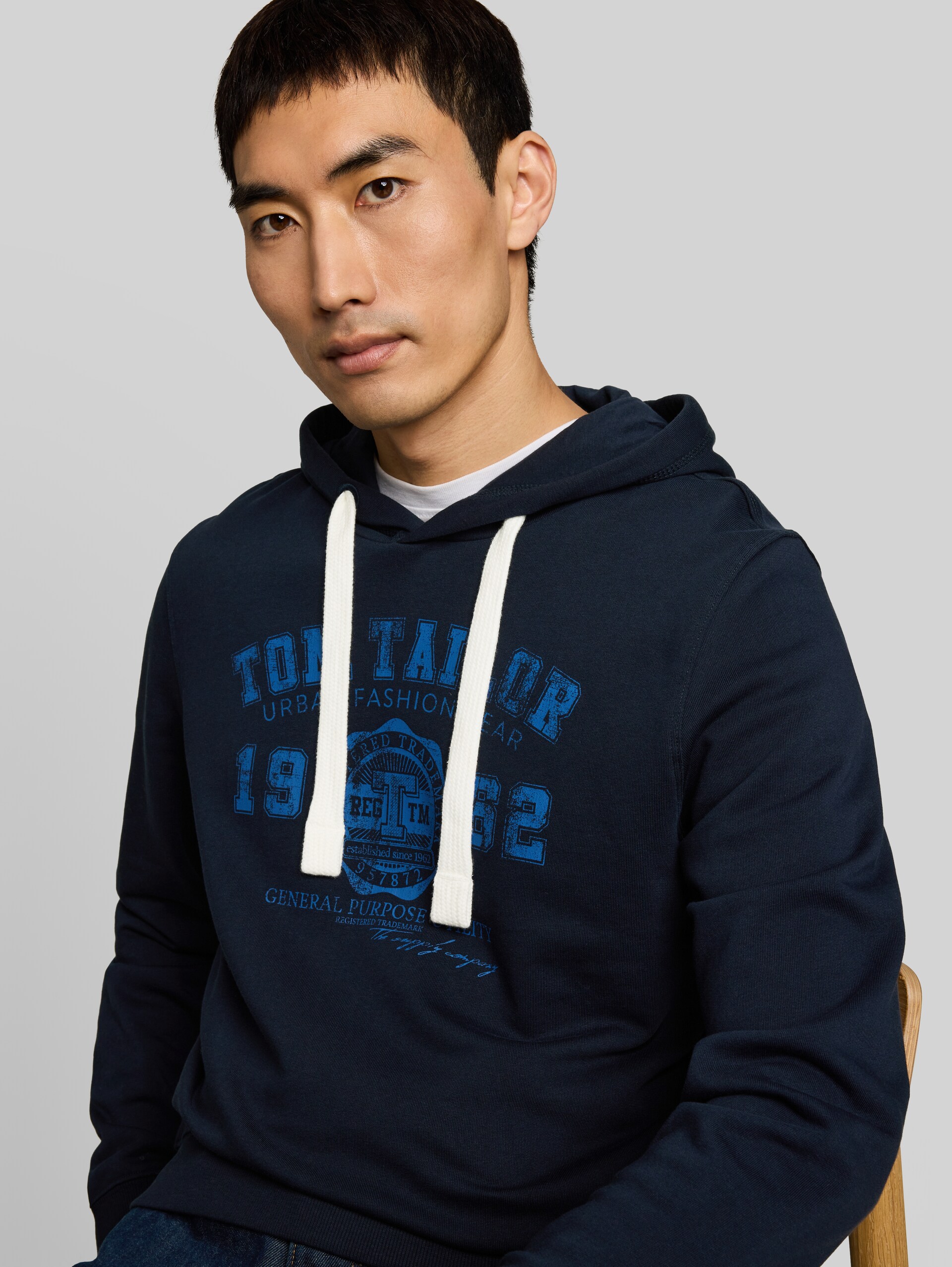 Hoodie Sweatshirt mit Logo Print - Dark Navy Blue - Detail-Model-Ansicht