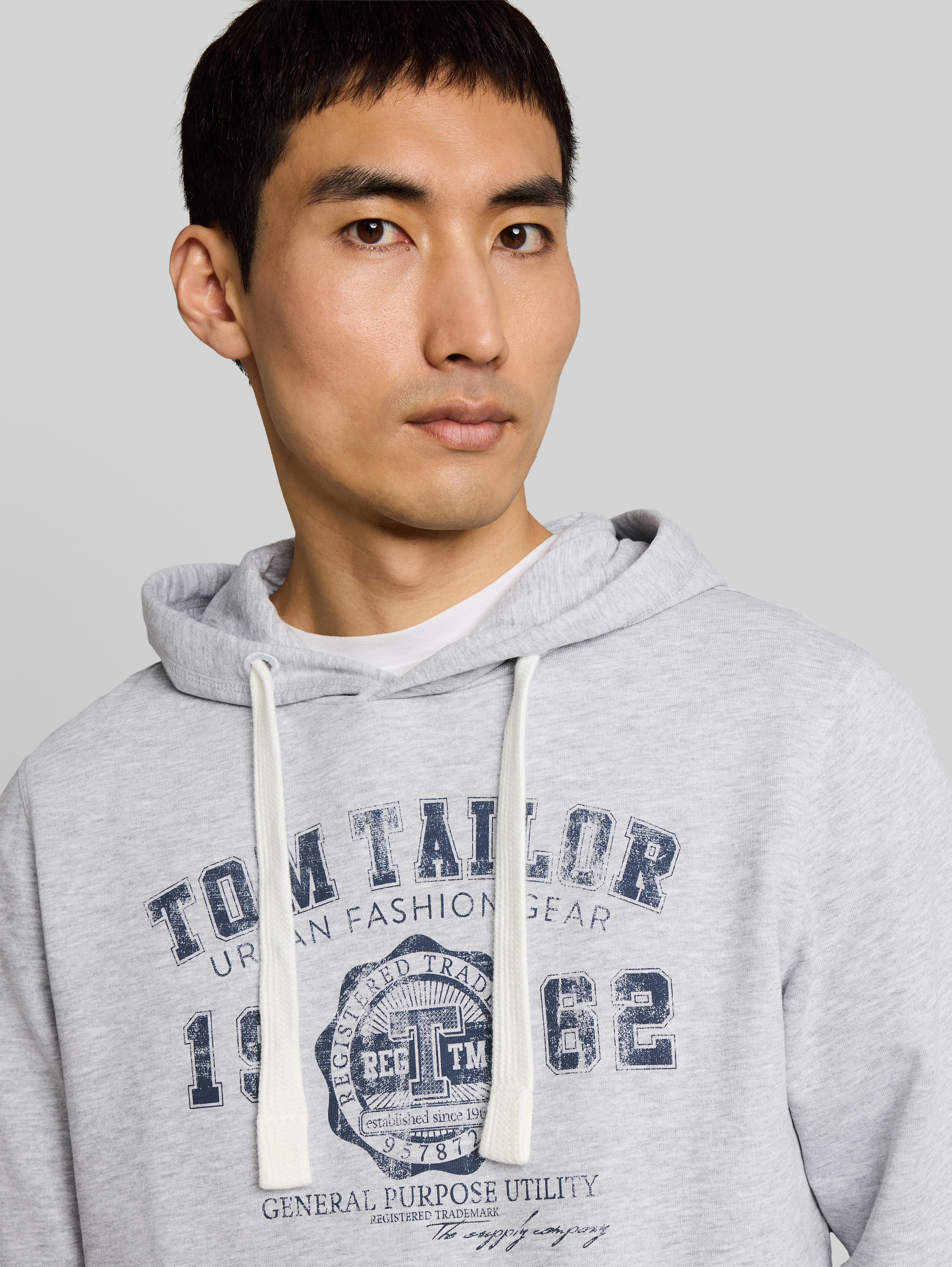 Hoodie Sweatshirt mit Logo Print - bright grey melange - Detail-Model-Ansicht