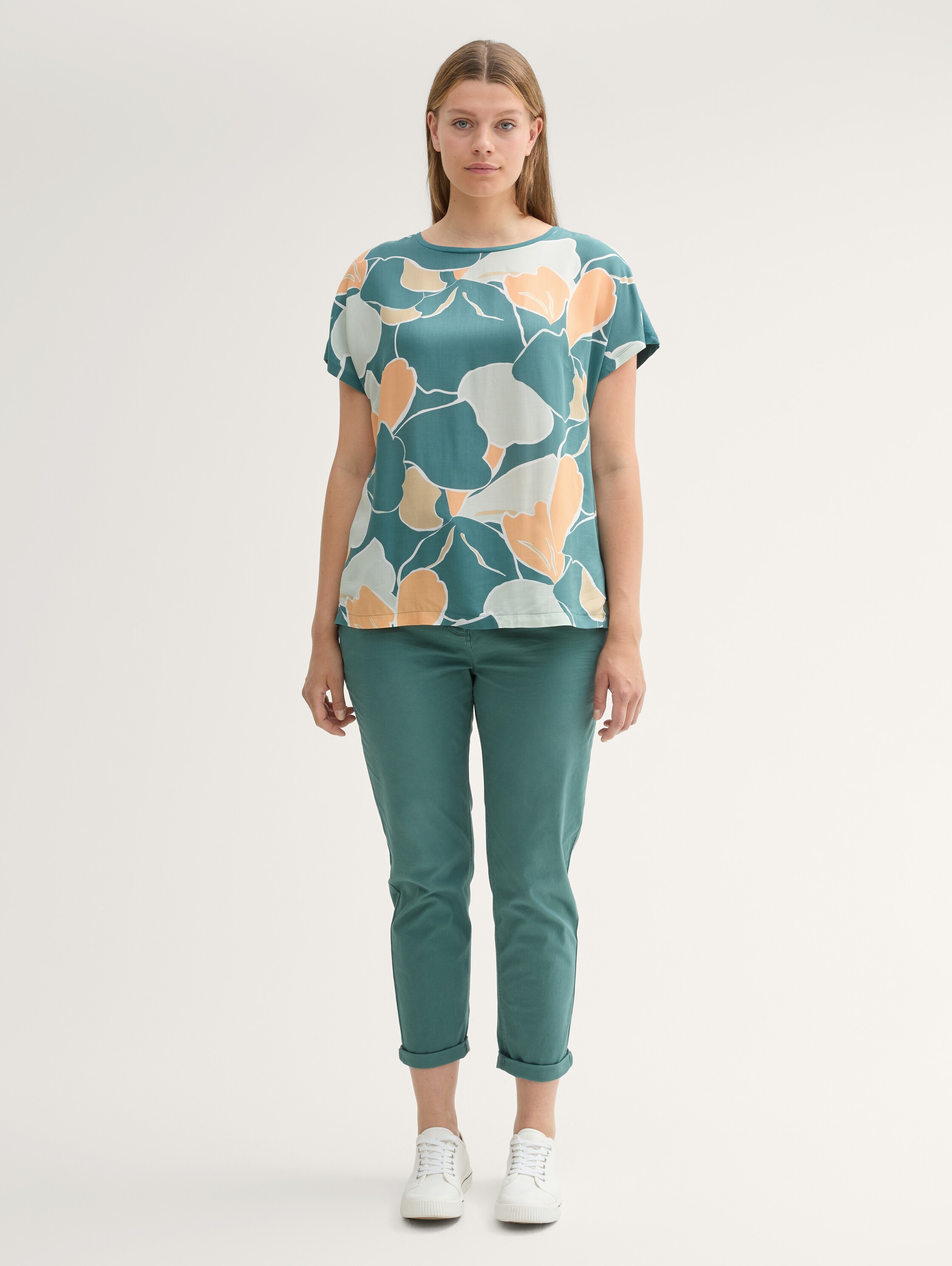 Plus Size - T-Shirt mit Print - Sea Pine Green - Model-Vorderansicht