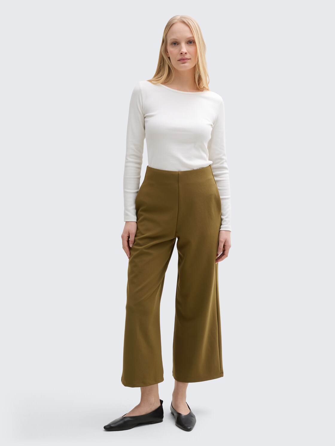 High Waist Culotte Hose - Golden Olive Green - Model-Vorderansicht
