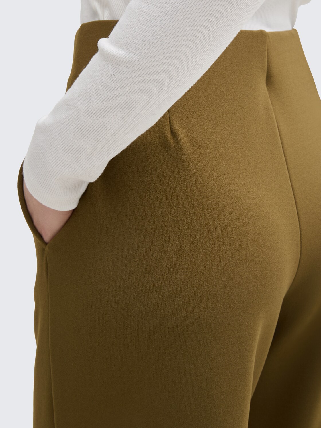 High Waist Culotte Hose - Golden Olive Green - Detail-Model-Ansicht