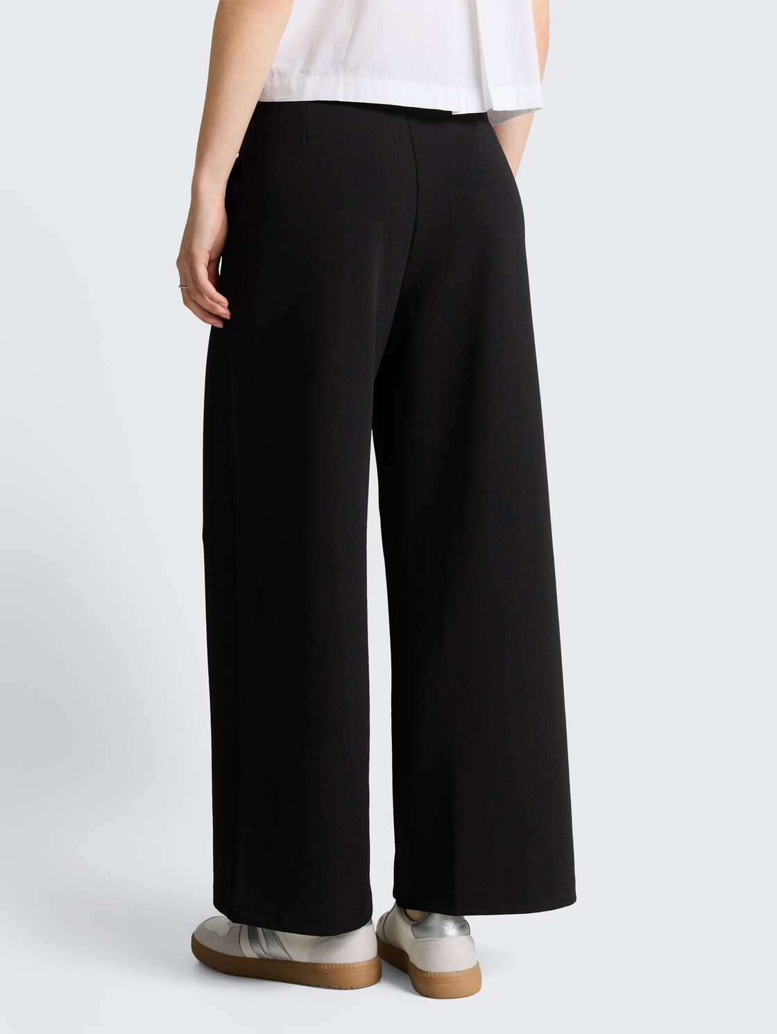 High Waist Culotte Hose - deep black - Auschnitt Model-Rückansicht