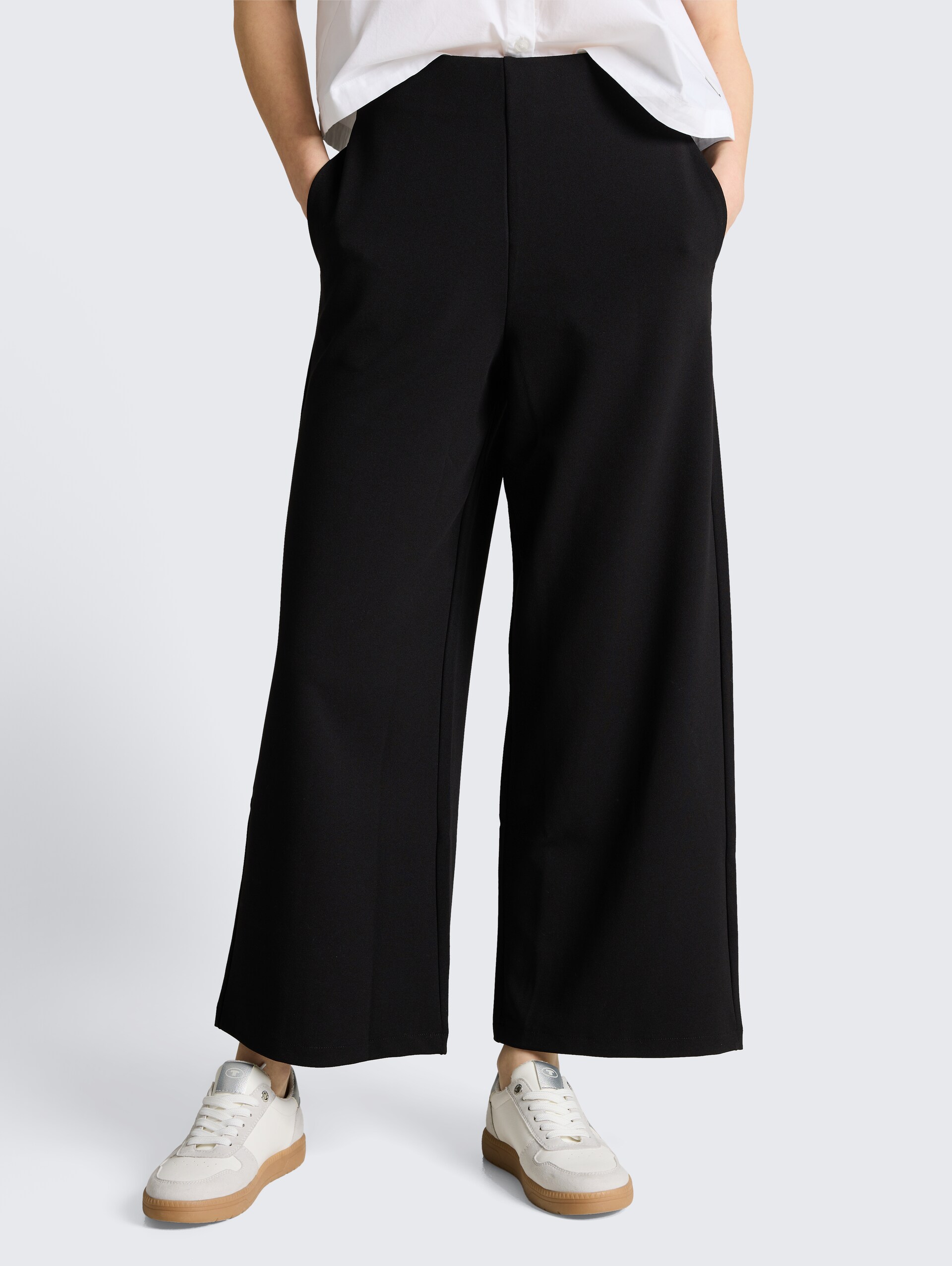 High Waist Culotte Hose - deep black - Ausschnitt Model-Vorderansicht
