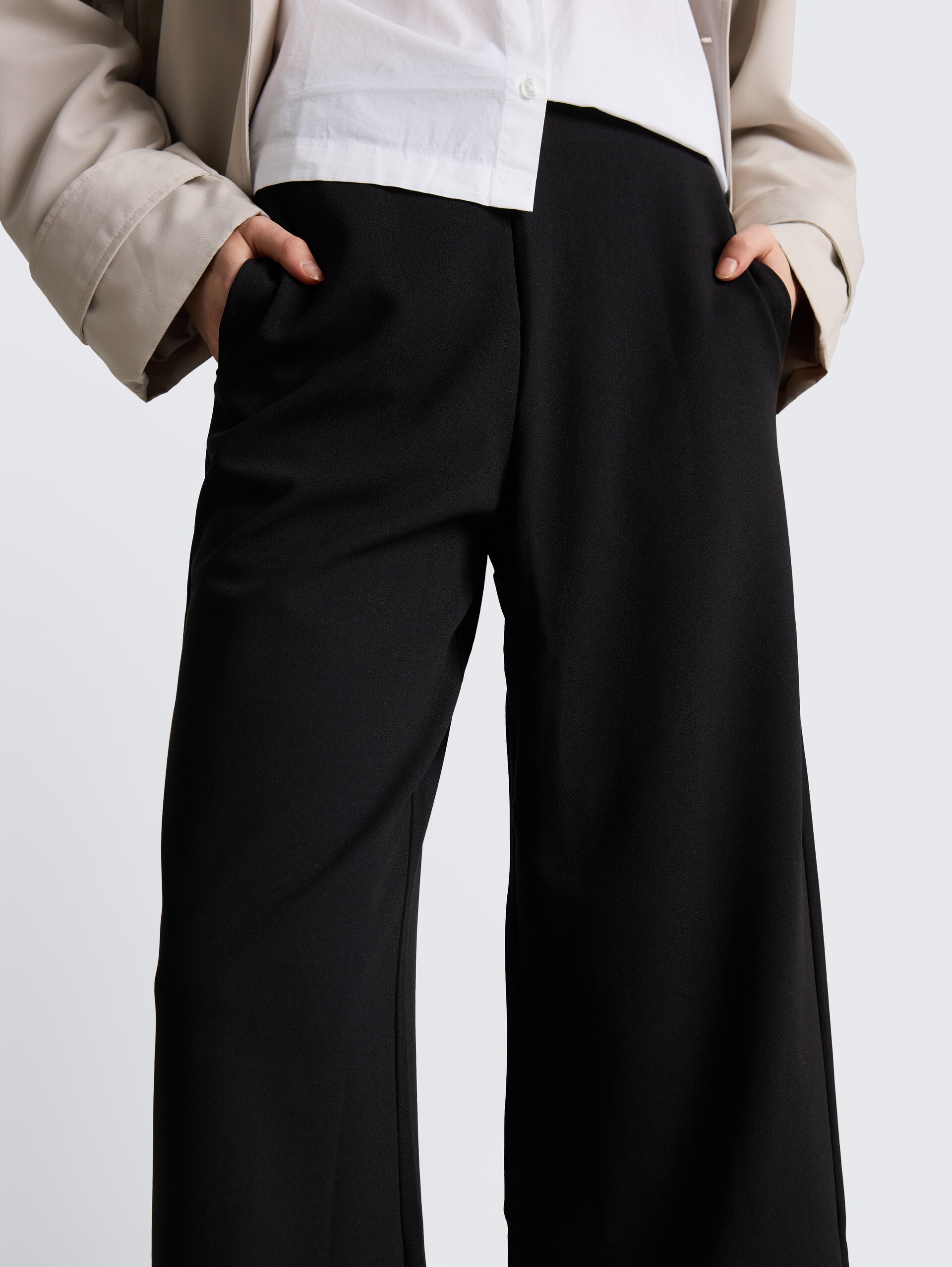 High Waist Culotte Hose - deep black - Detail-Model-Ansicht