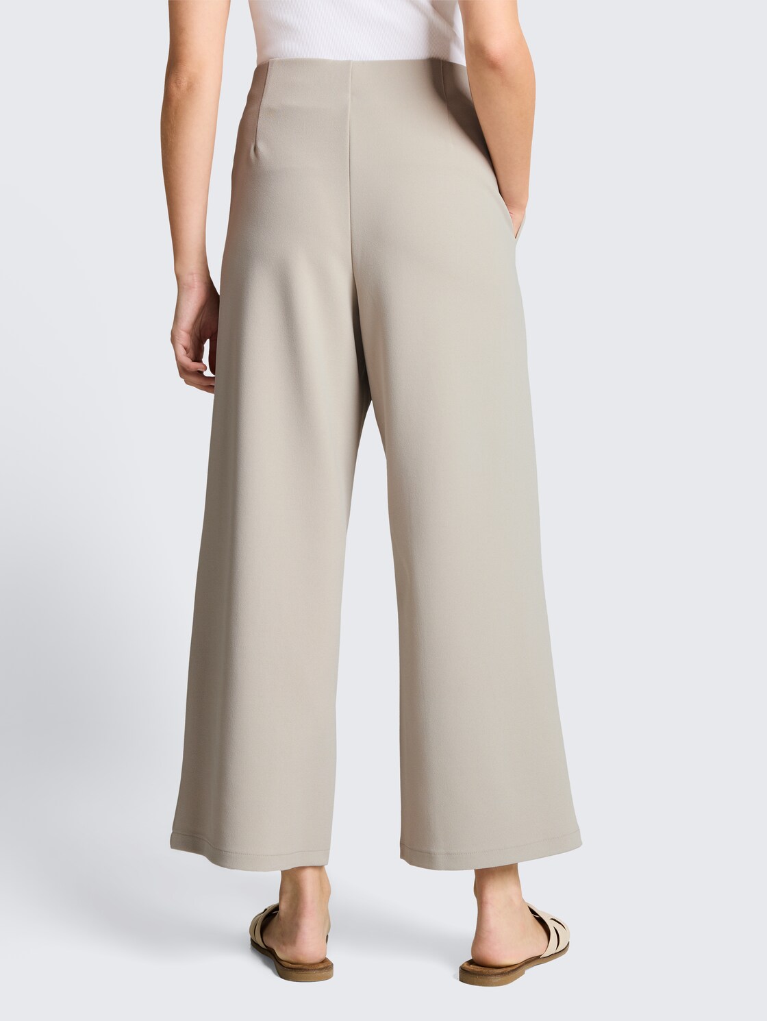 High Waist Culotte Hose - cloud grey - Auschnitt Model-Rückansicht