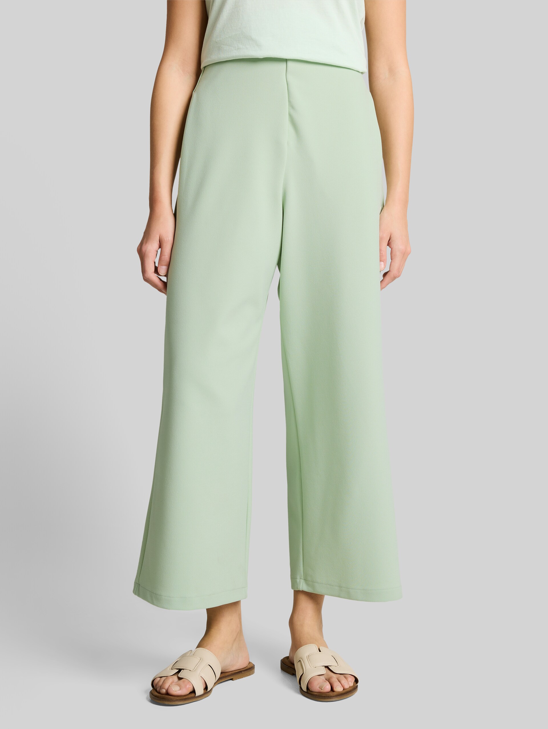 High-waisted culottes - light matcha green - Neckline model front view