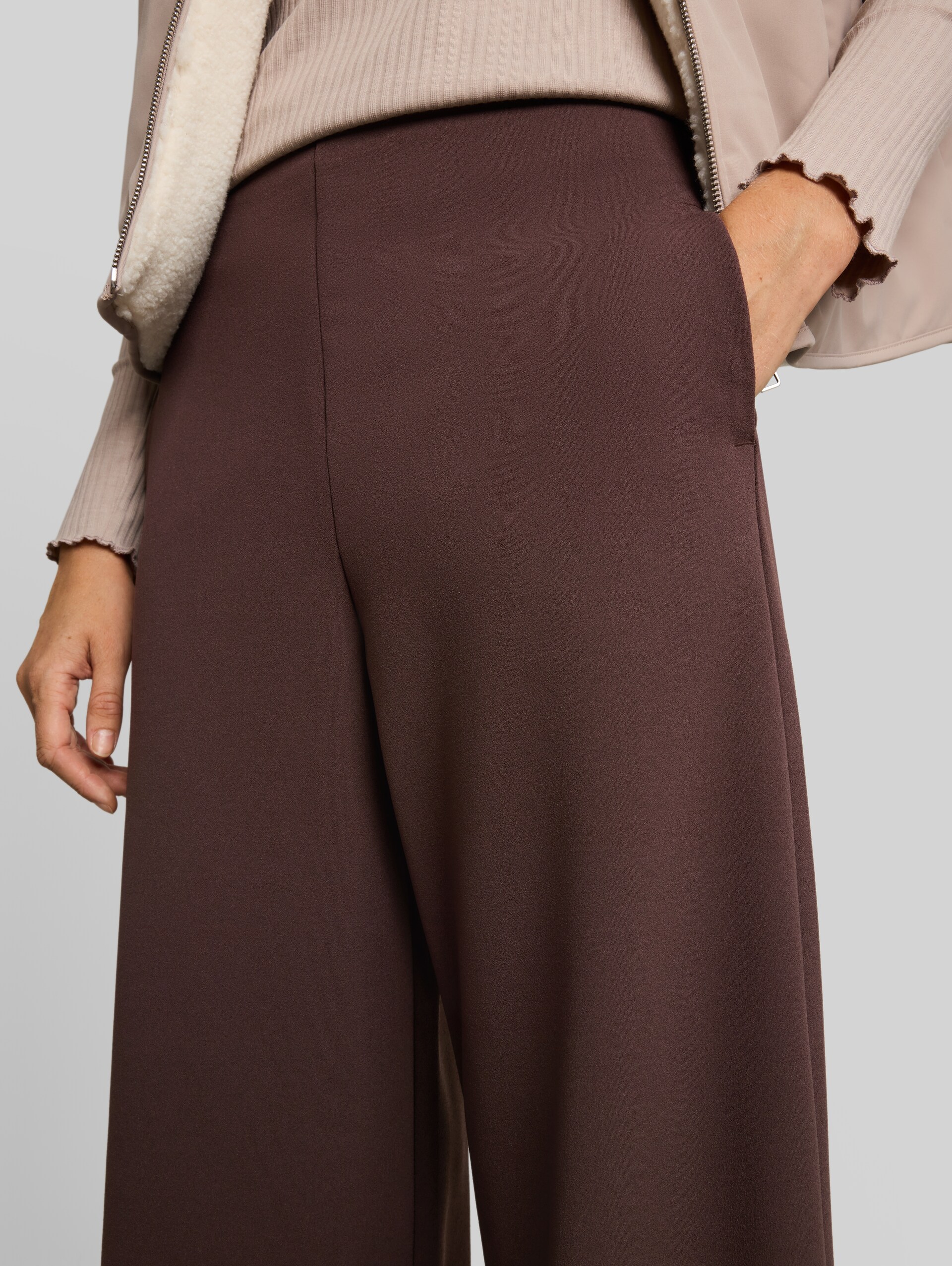 High Waist Culotte Hose - cool dark brown - Detail-Model-Ansicht