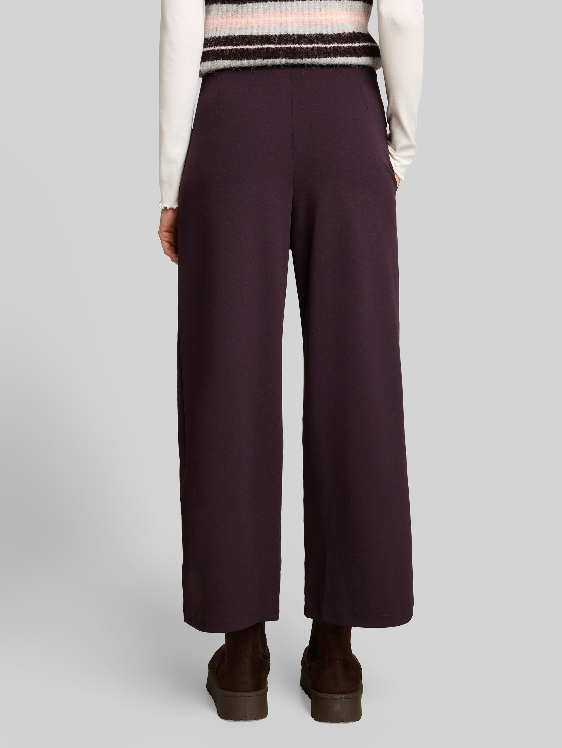 High Waist Culotte Hose - dark plum - Auschnitt Model-Rückansicht